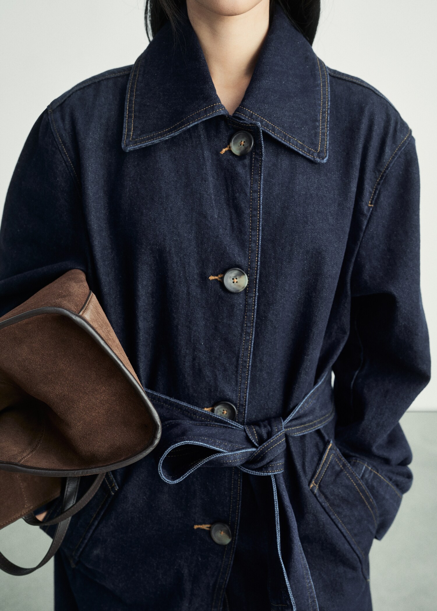 Long rinse-wash denim trench coat - Details of the article 7