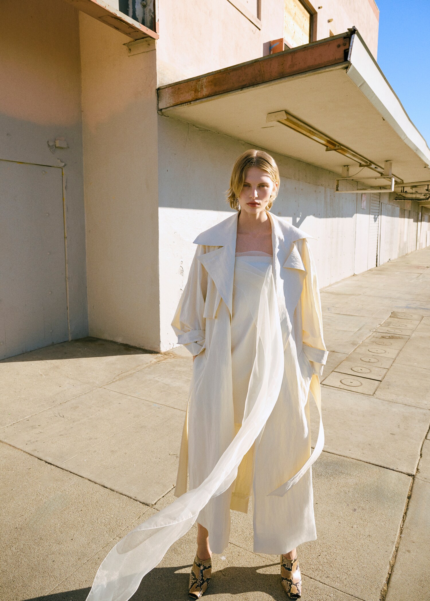 Oversized trench coat with lapels - Details of the article 7