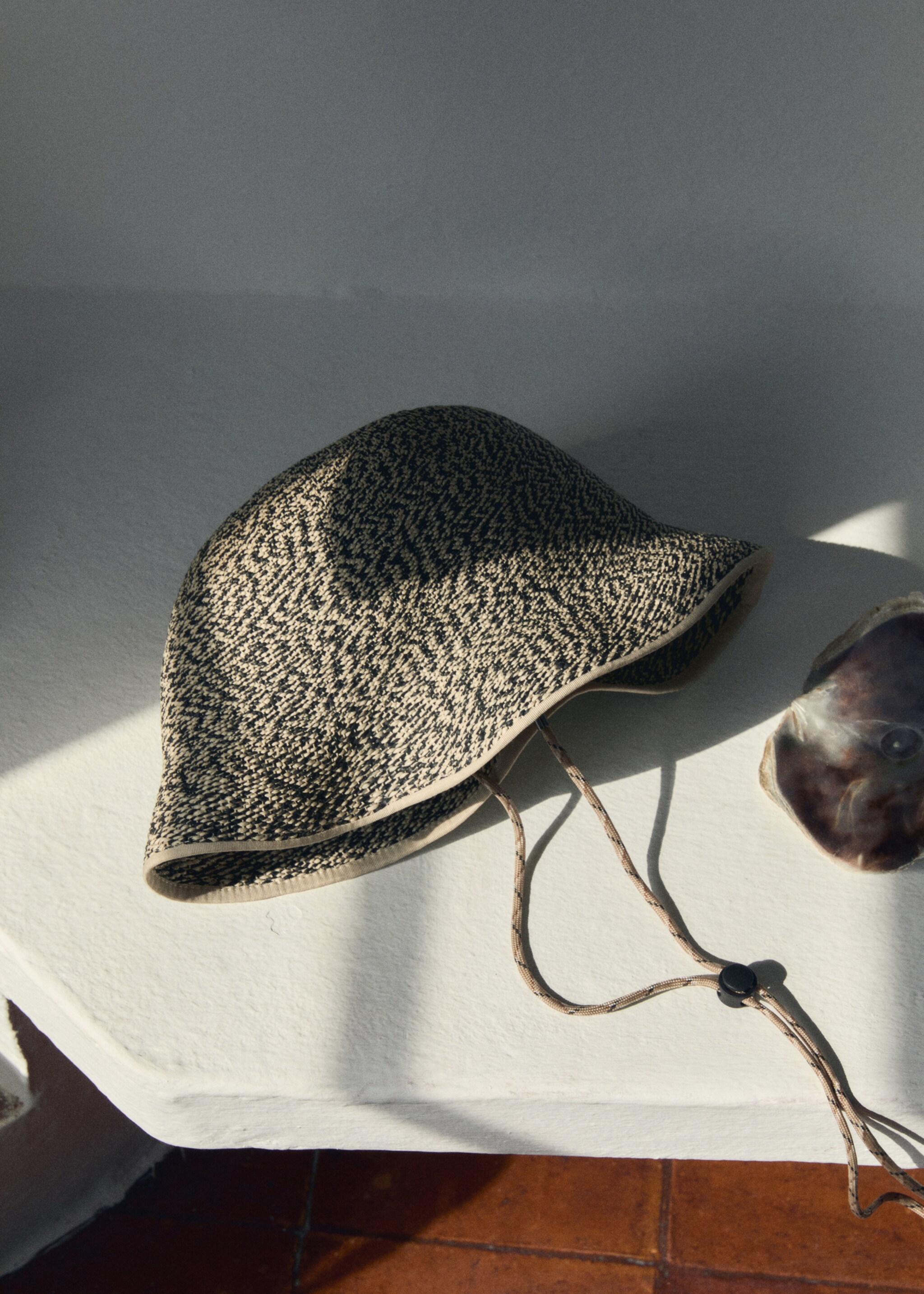 Straw bucket hat - General plane