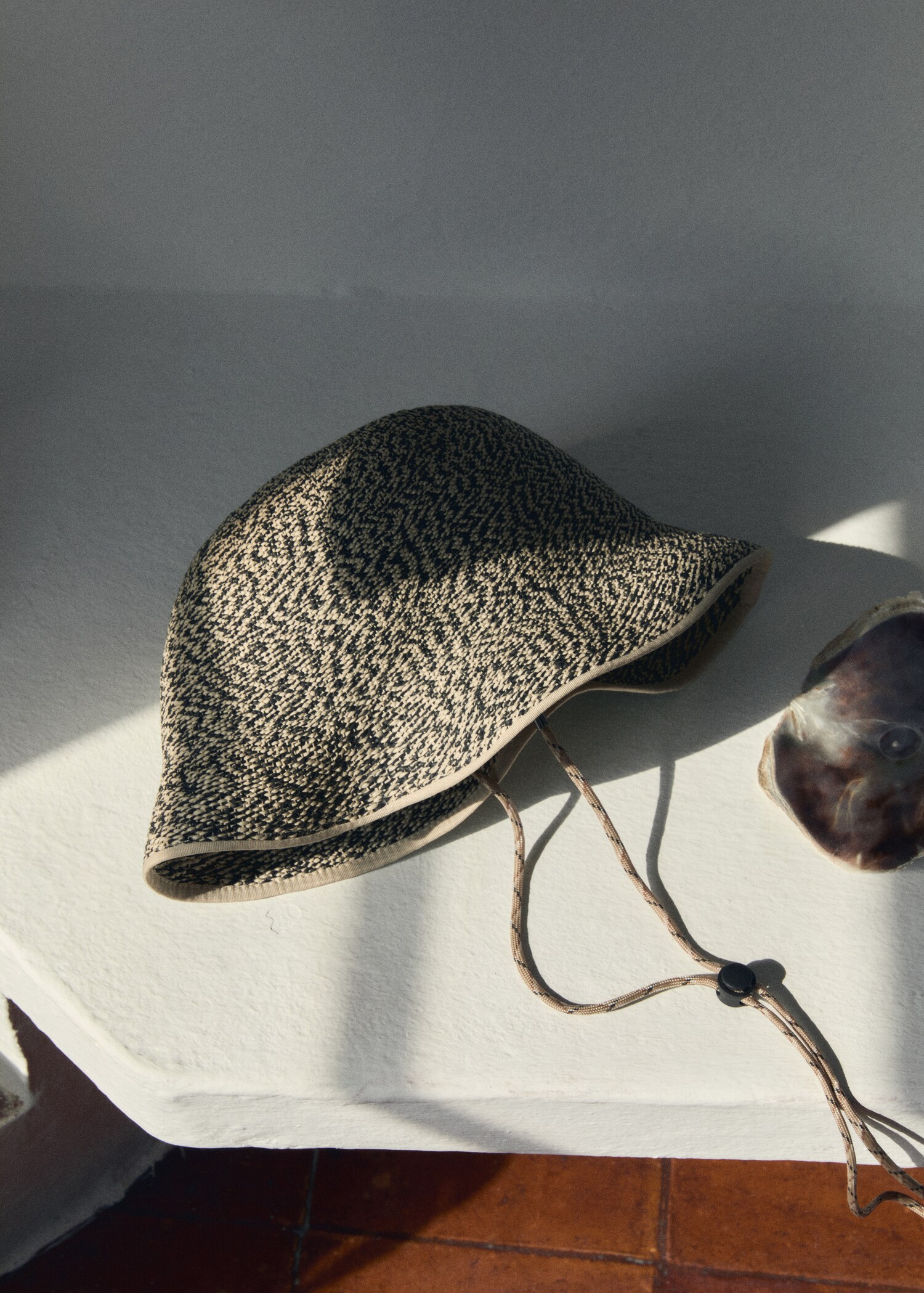 Straw bucket hat - General plane