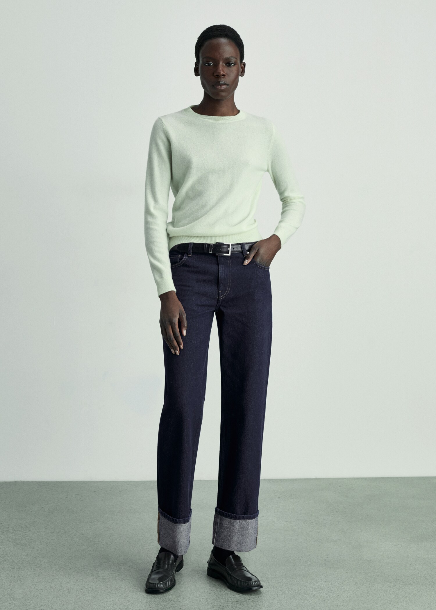 Jeans rinse wash bajo vuelto - Plano general
