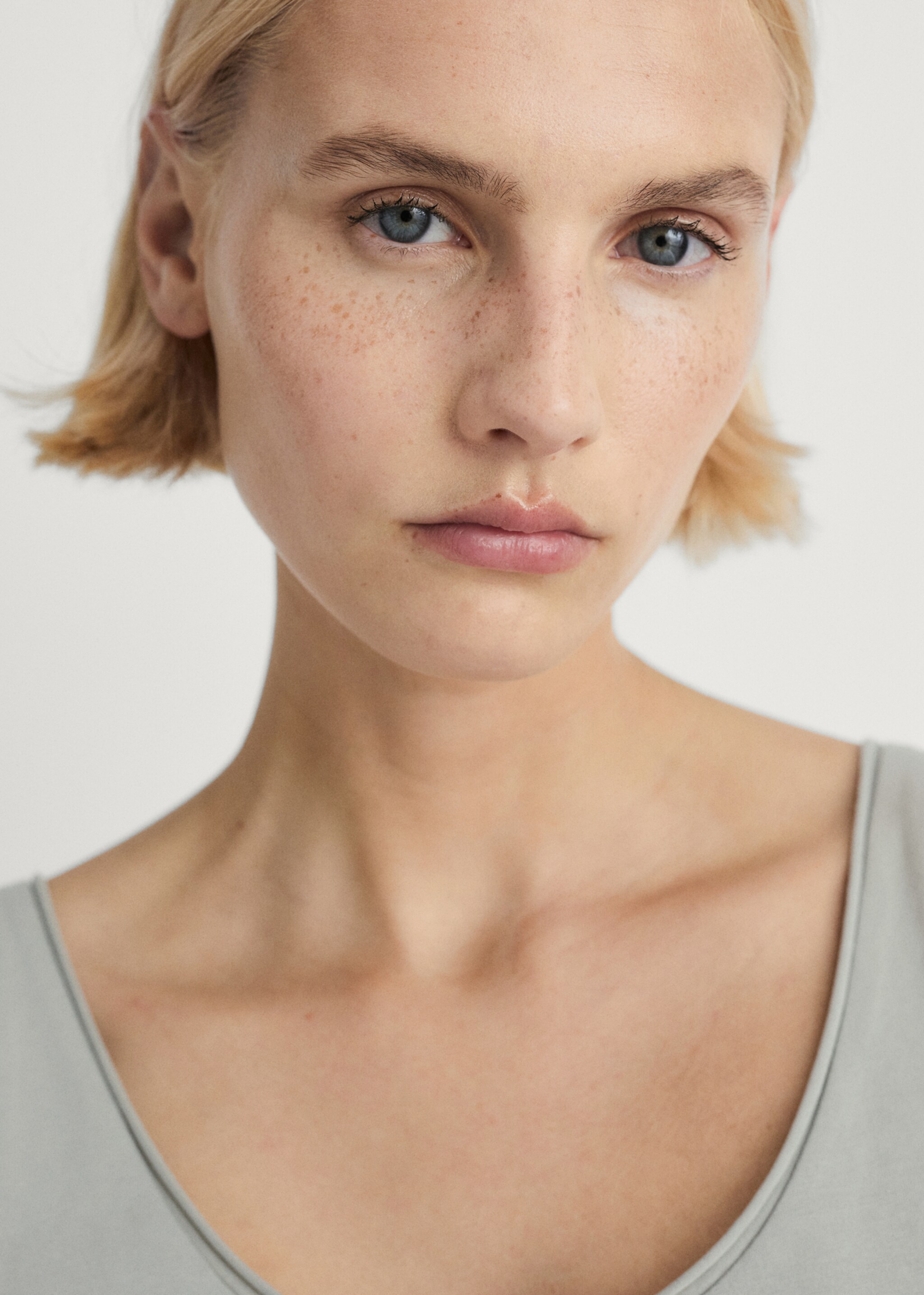 Cotton round-neck top - Details of the article 1