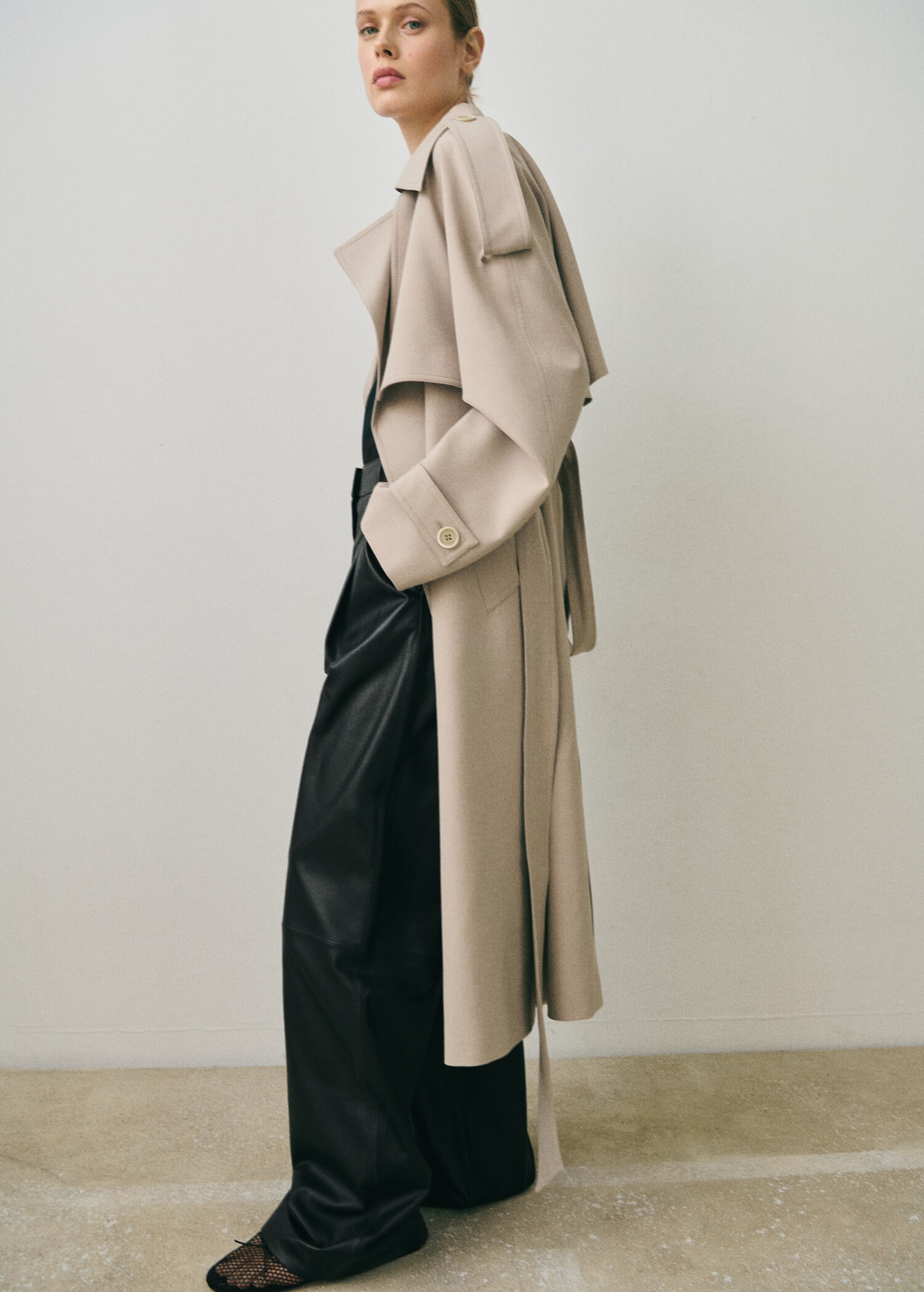 Straight leather pants with pleat detail - Details of the article 2