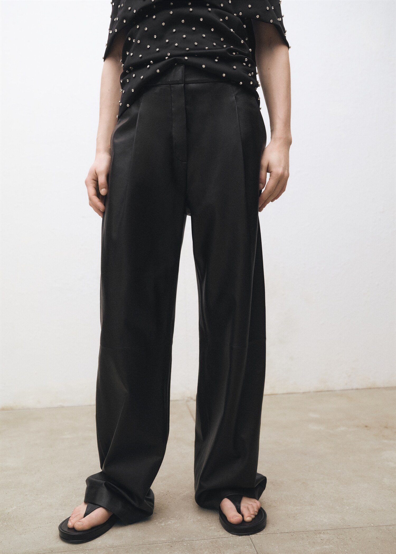Straight leather pants with pleat detail - Medium plane