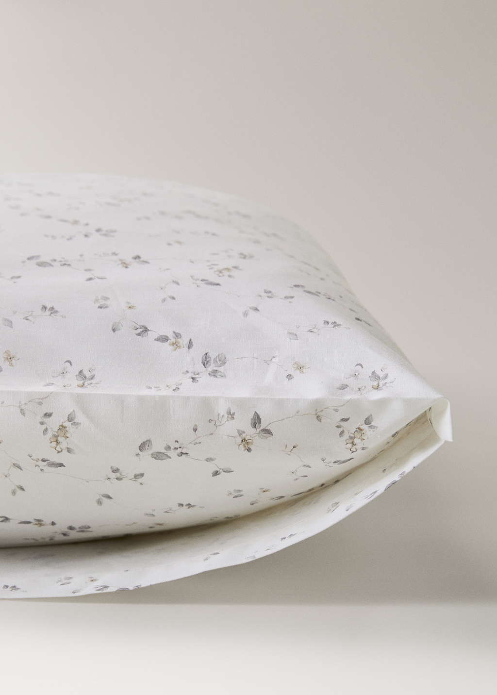 Two percale cotton floral pillowcases 50x75 cm