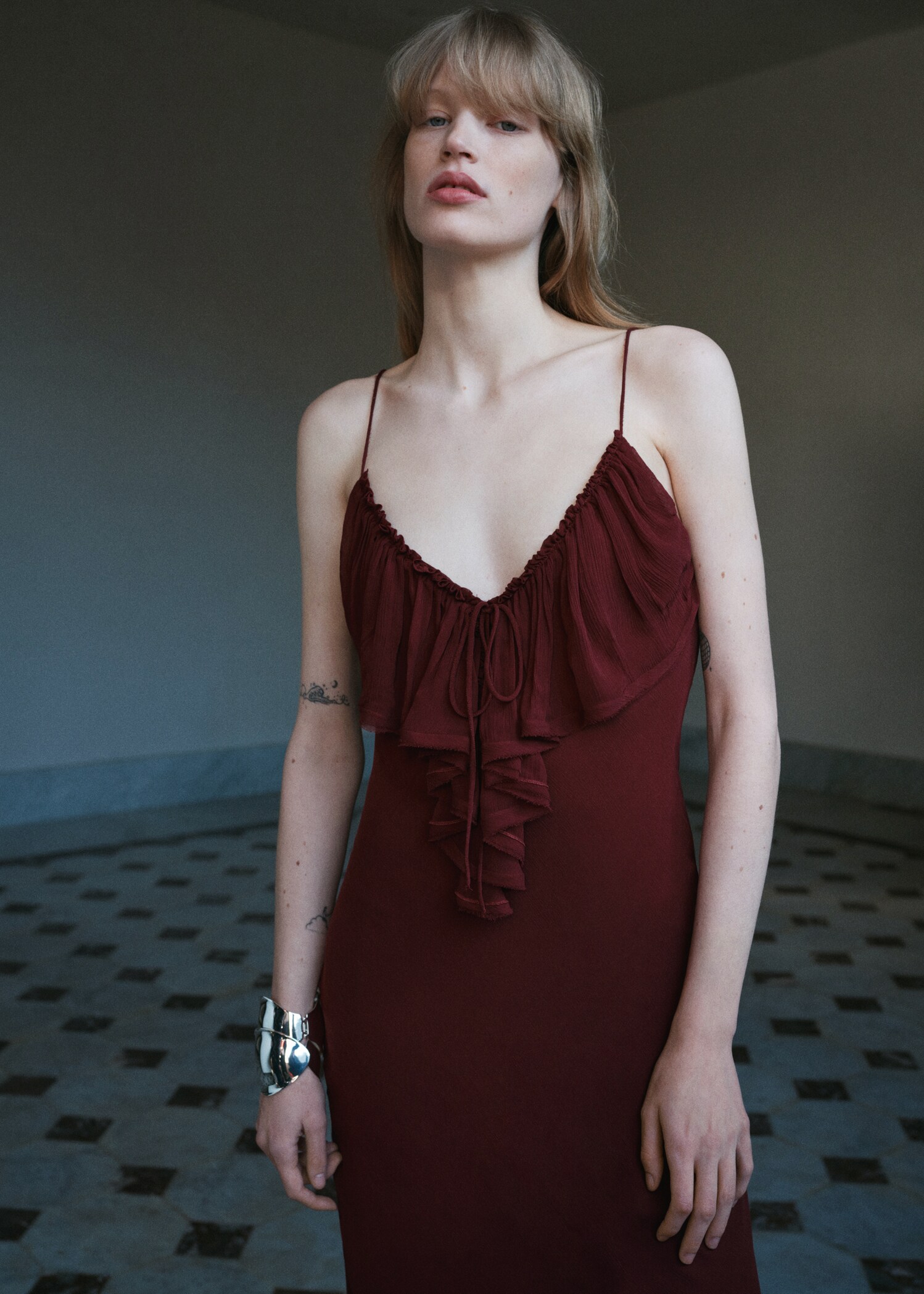 Vestido de chiffon com pormenor de folhos - Pormenor do artigo 7