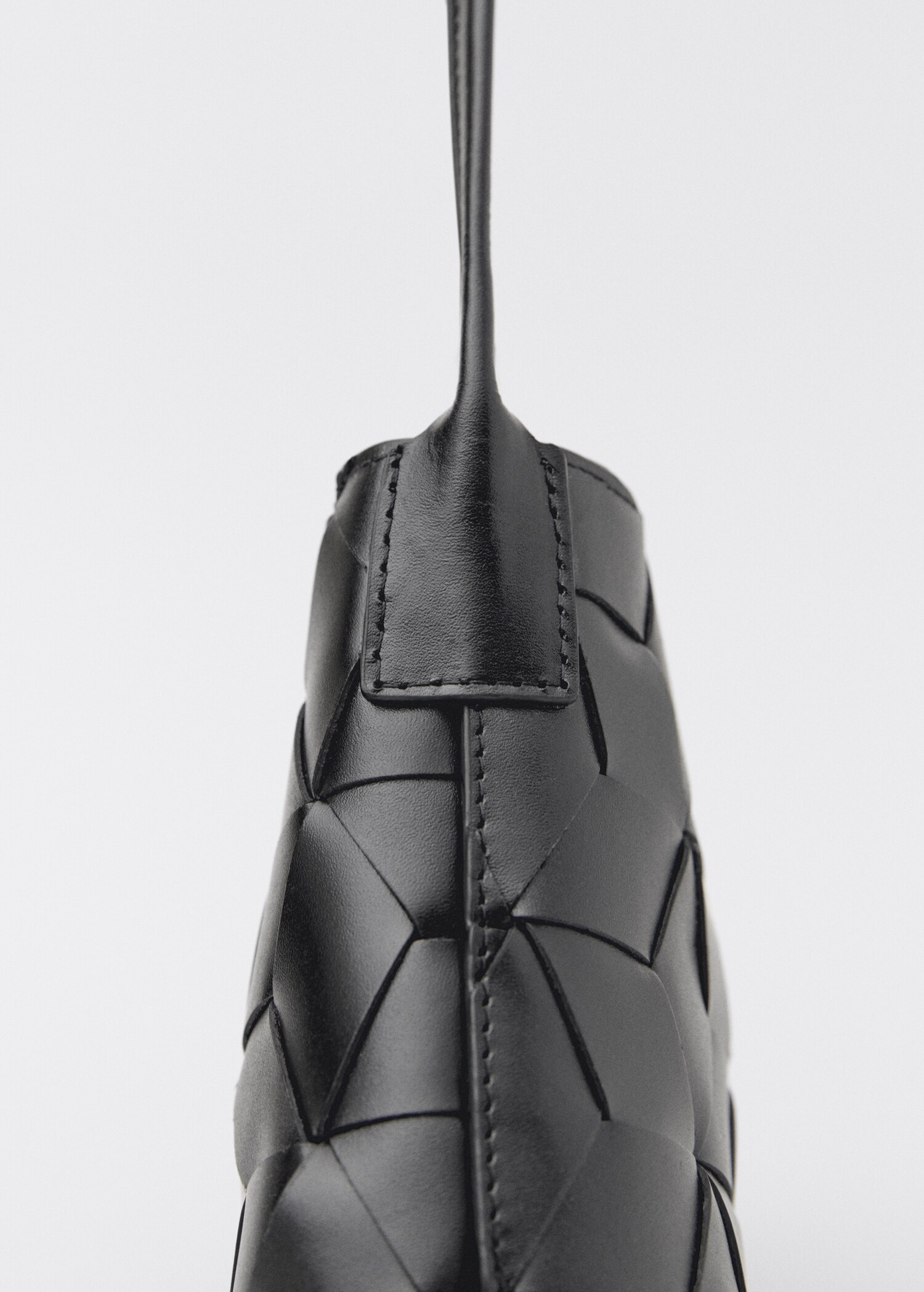 Braided leather shoulder bag - Details of the article 1
