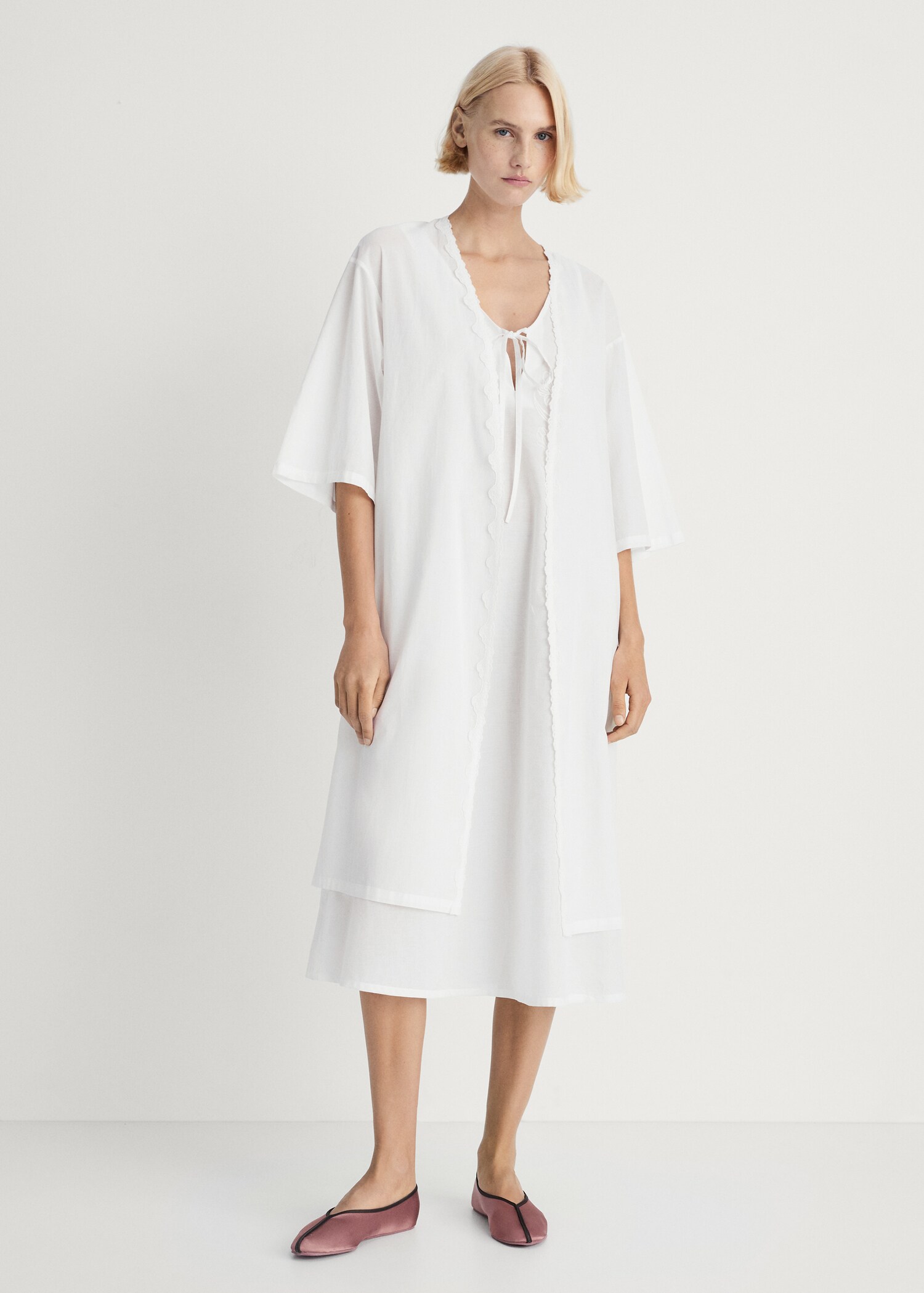 Cotton robe with lace - General plane