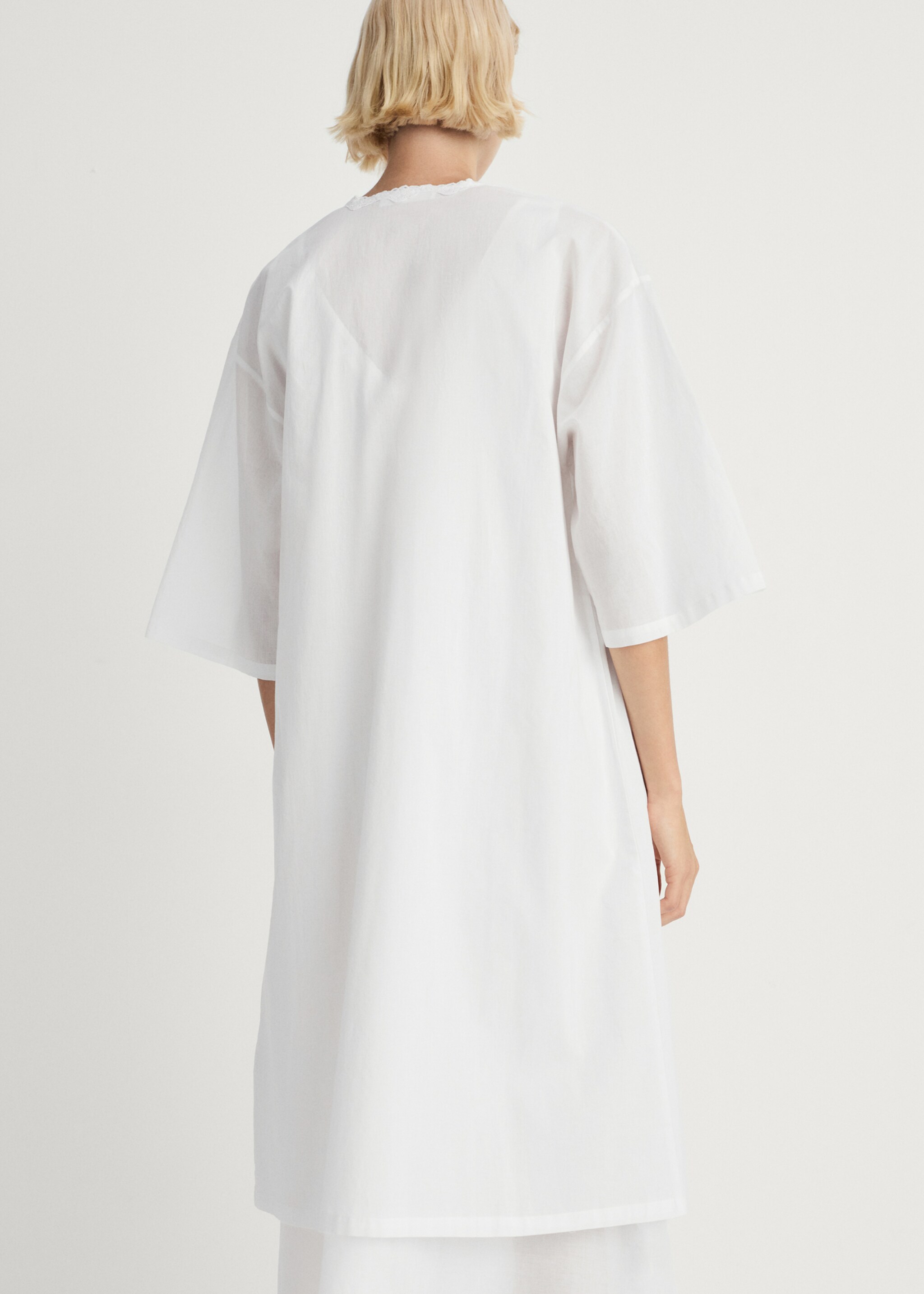 Cotton robe with lace - Reverse of the article