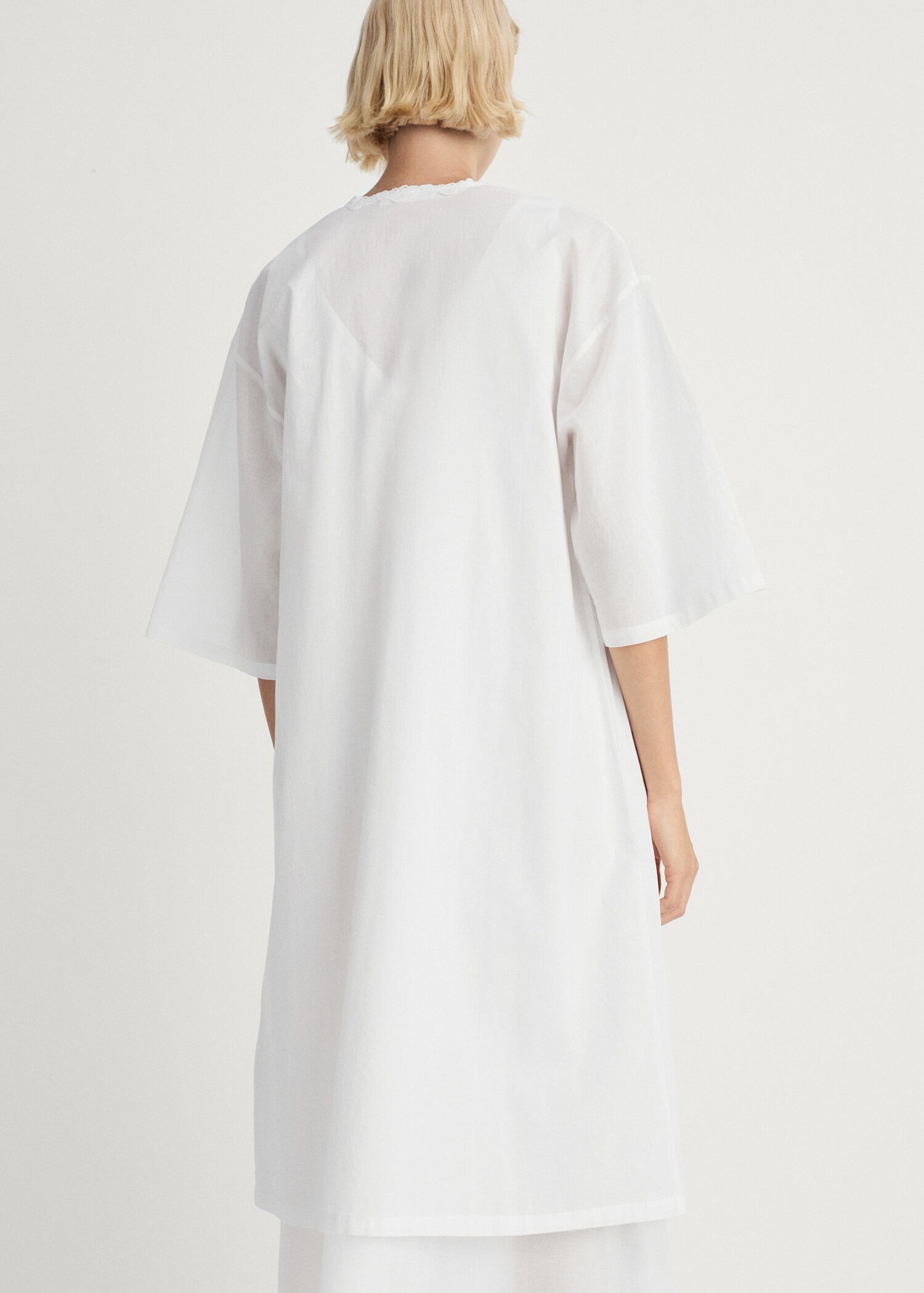 Cotton robe with lace - Reverse of the article