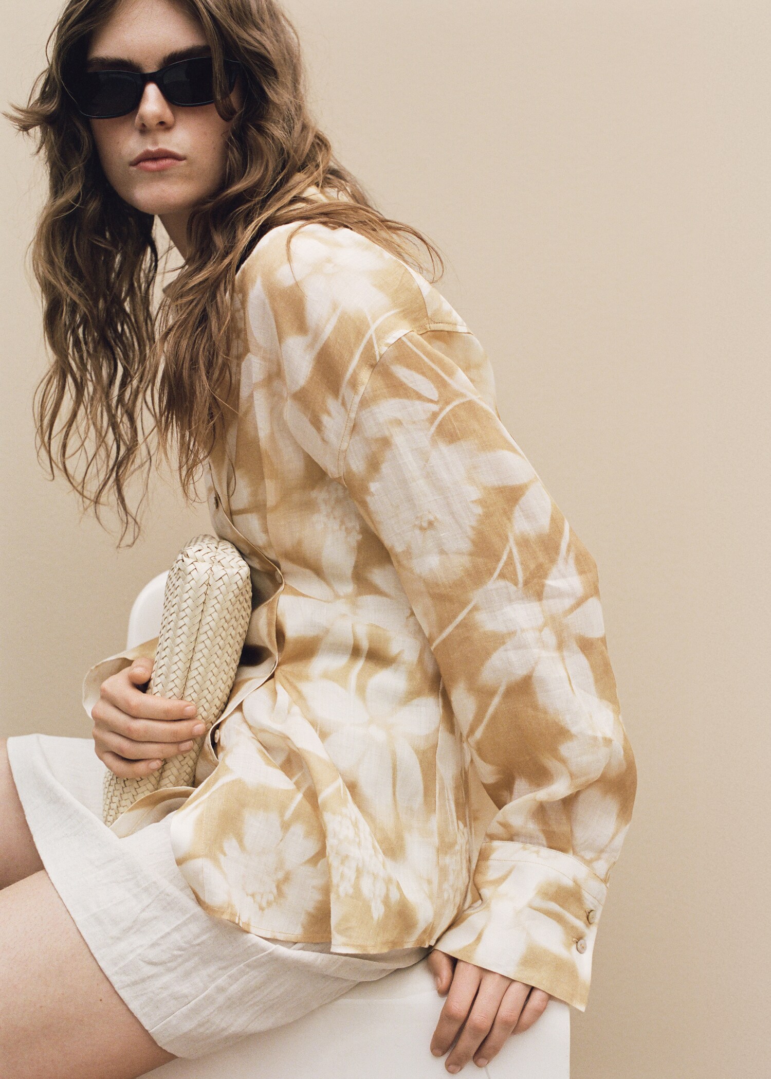 Ramie shirt with multi-position closure - Details of the article 7