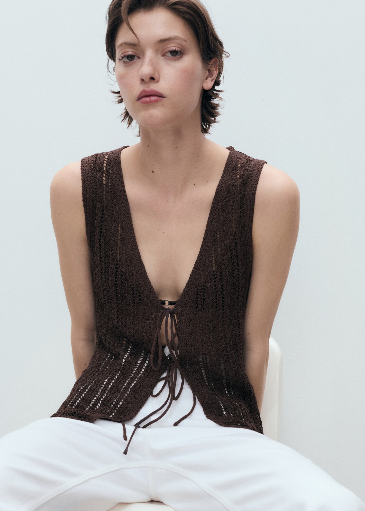 Gilet maglia traforata chiusura fiocchi - Piano medio