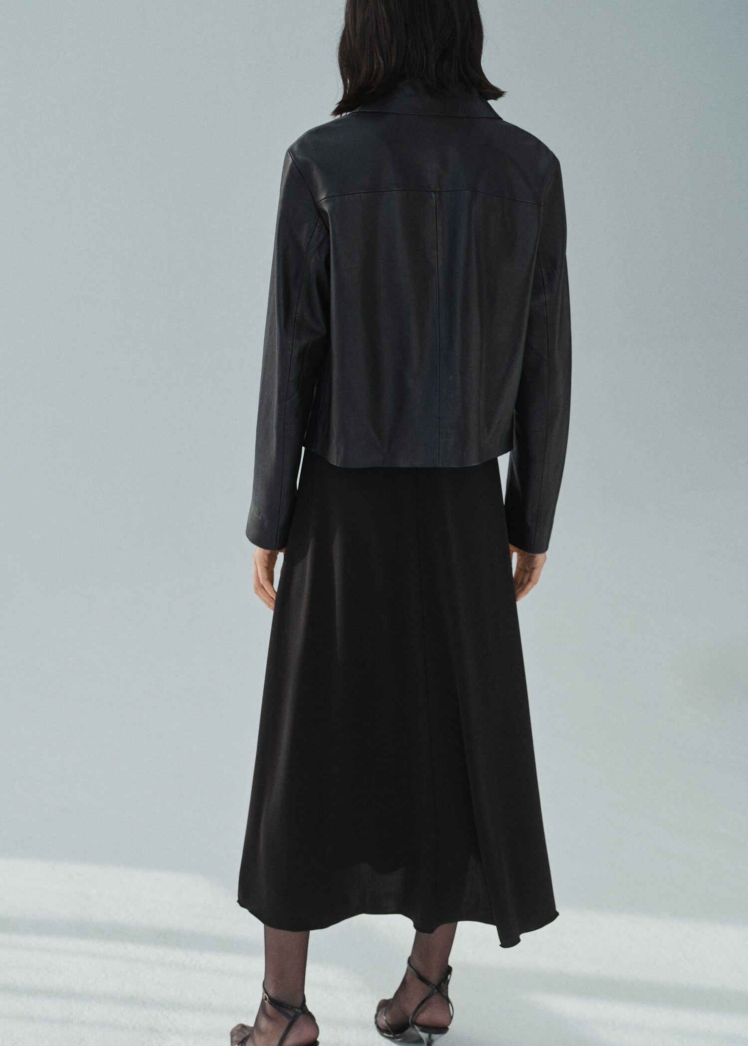 Buttoned leather jacket - Reverse of the article