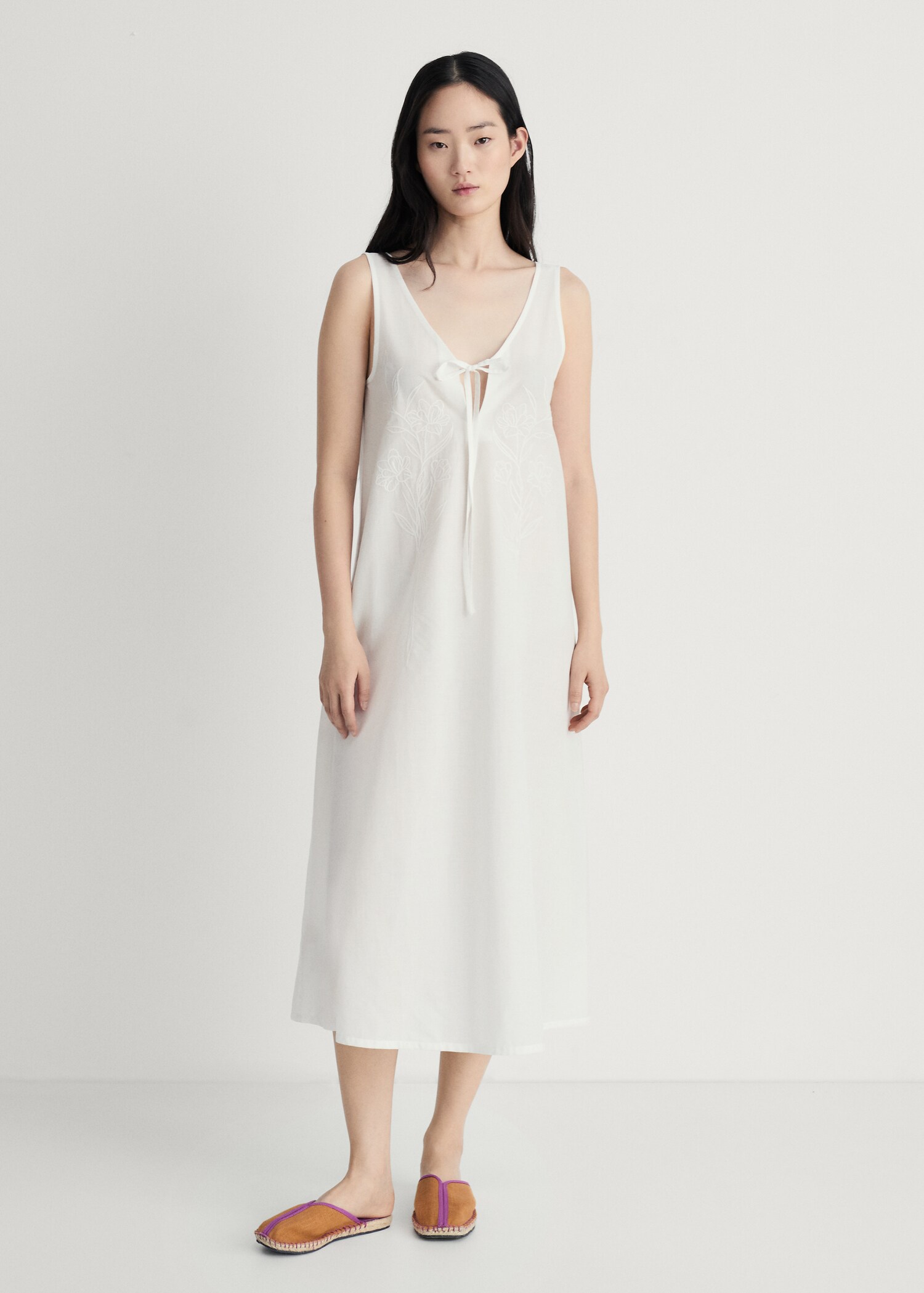 Embroidered cotton nightgown - General plane