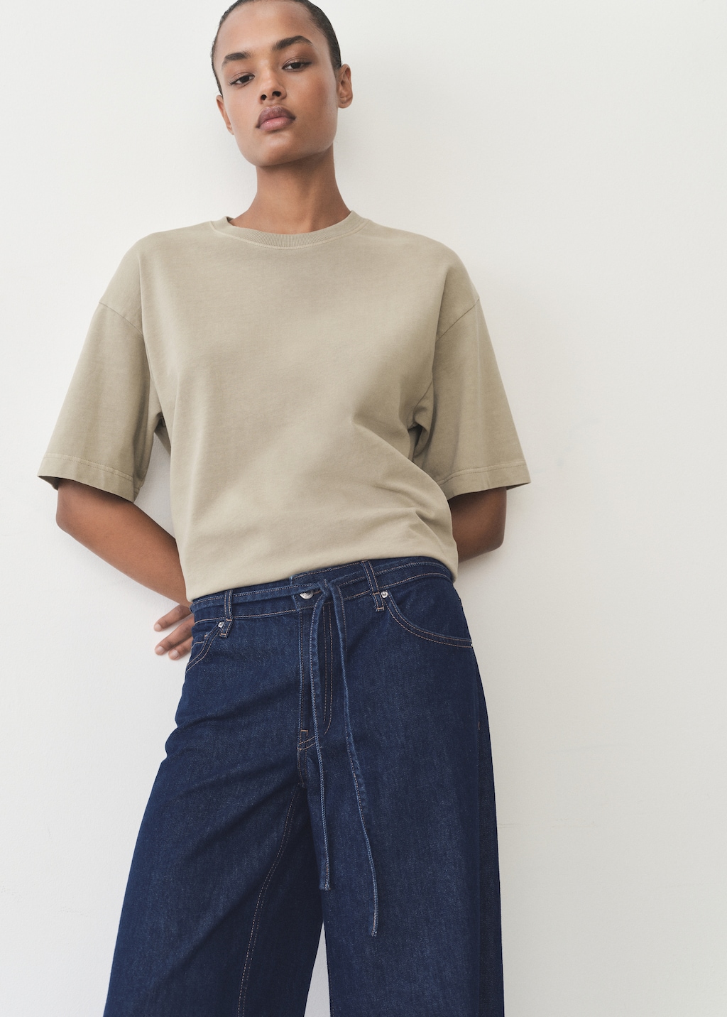 Low-rise wide leg jeans with belt