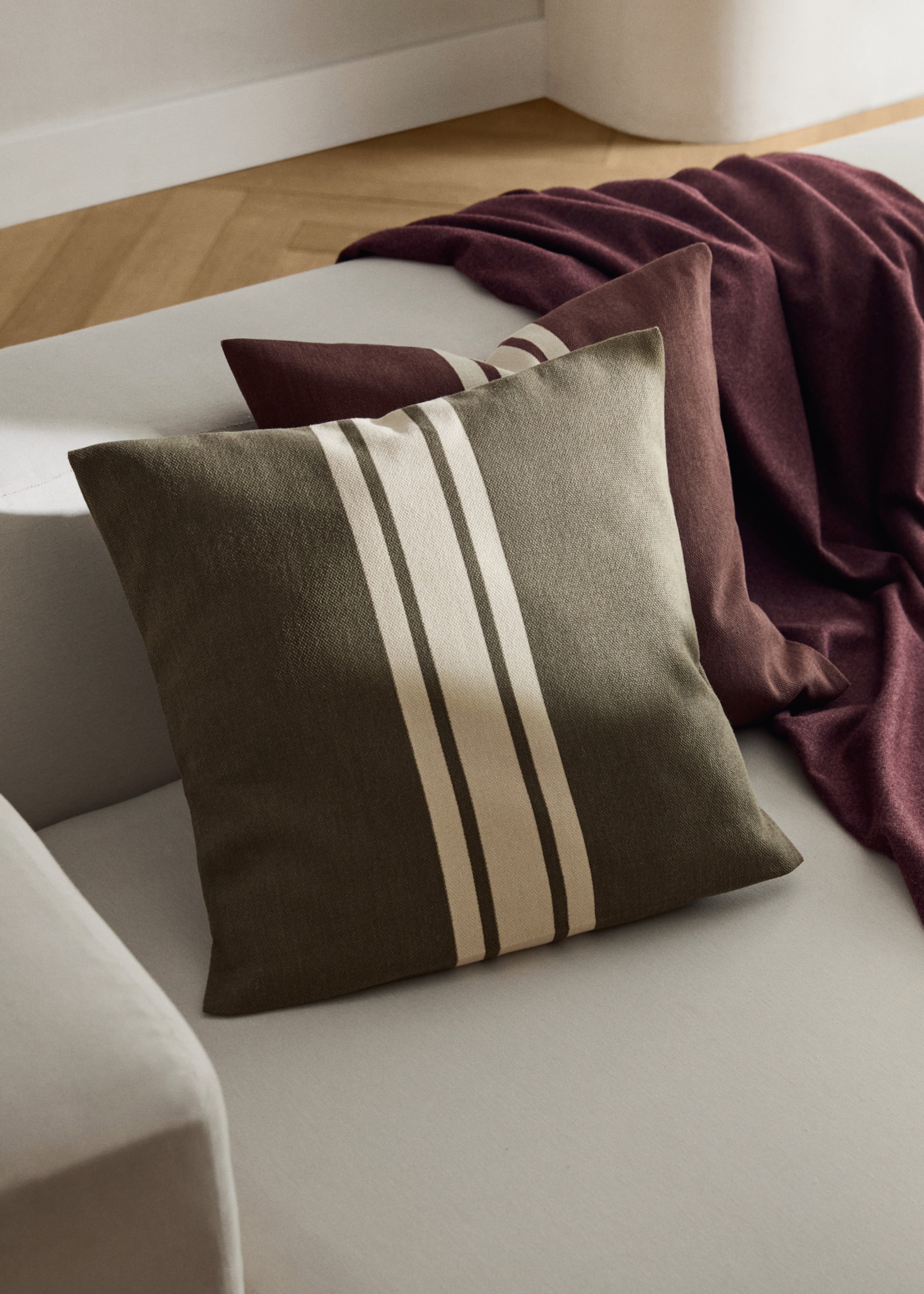 Dark blue cushion combinations for grey sofa.