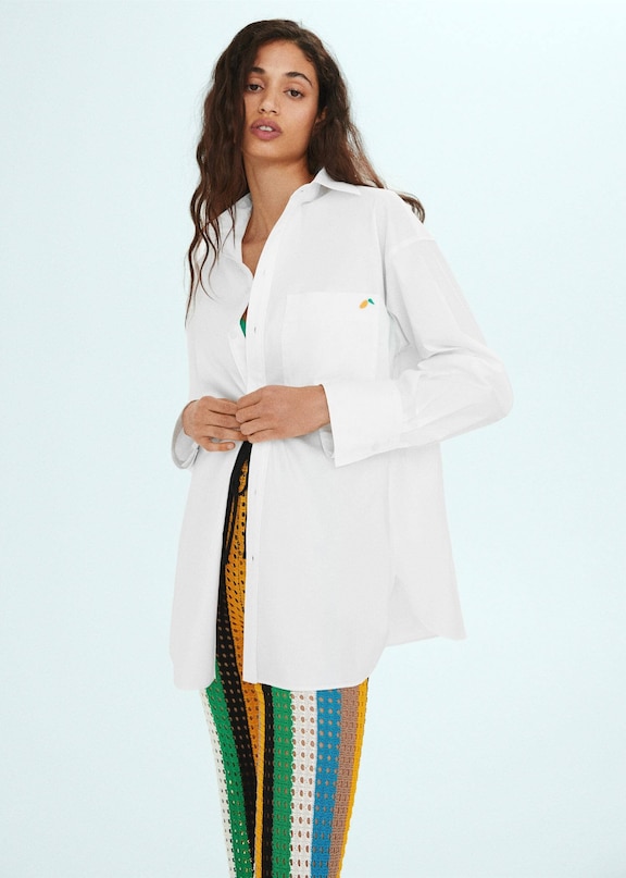 Girl wearing a look with oversize white shirt.