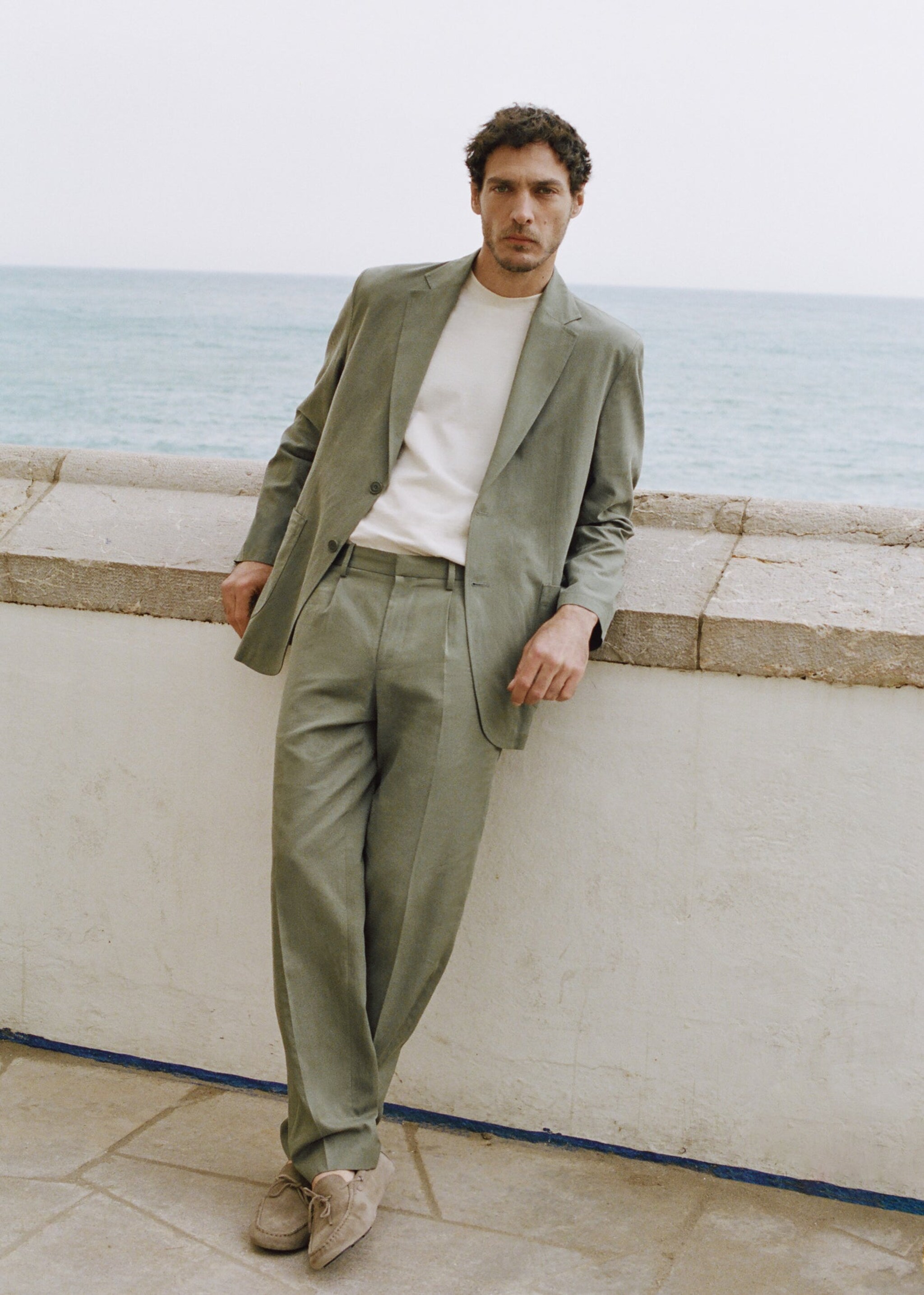 Media etiqueta hombre.