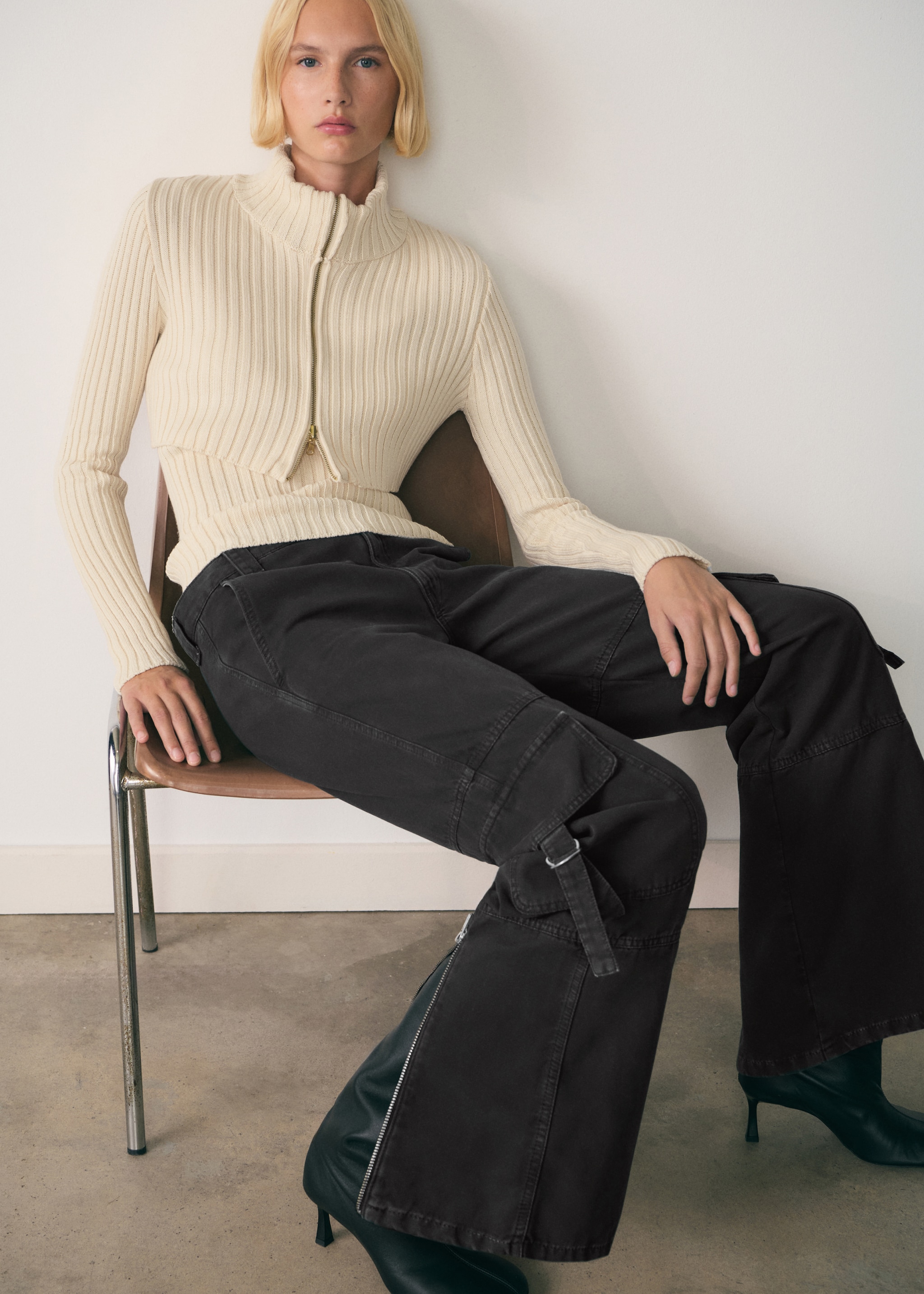 Woman combining beige cargo trousers with an oversize shirt.