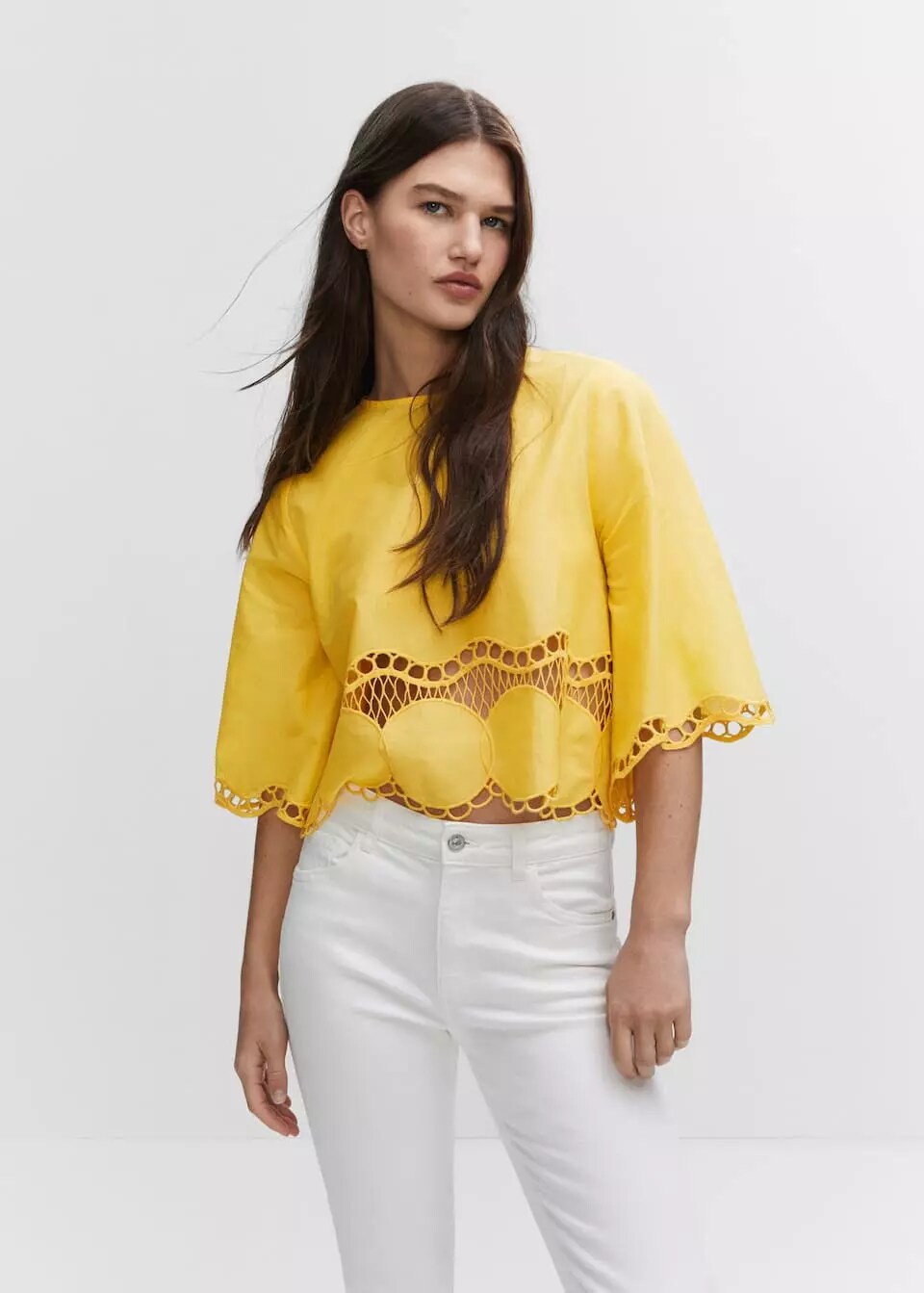 Chica usando una camisa amarilla