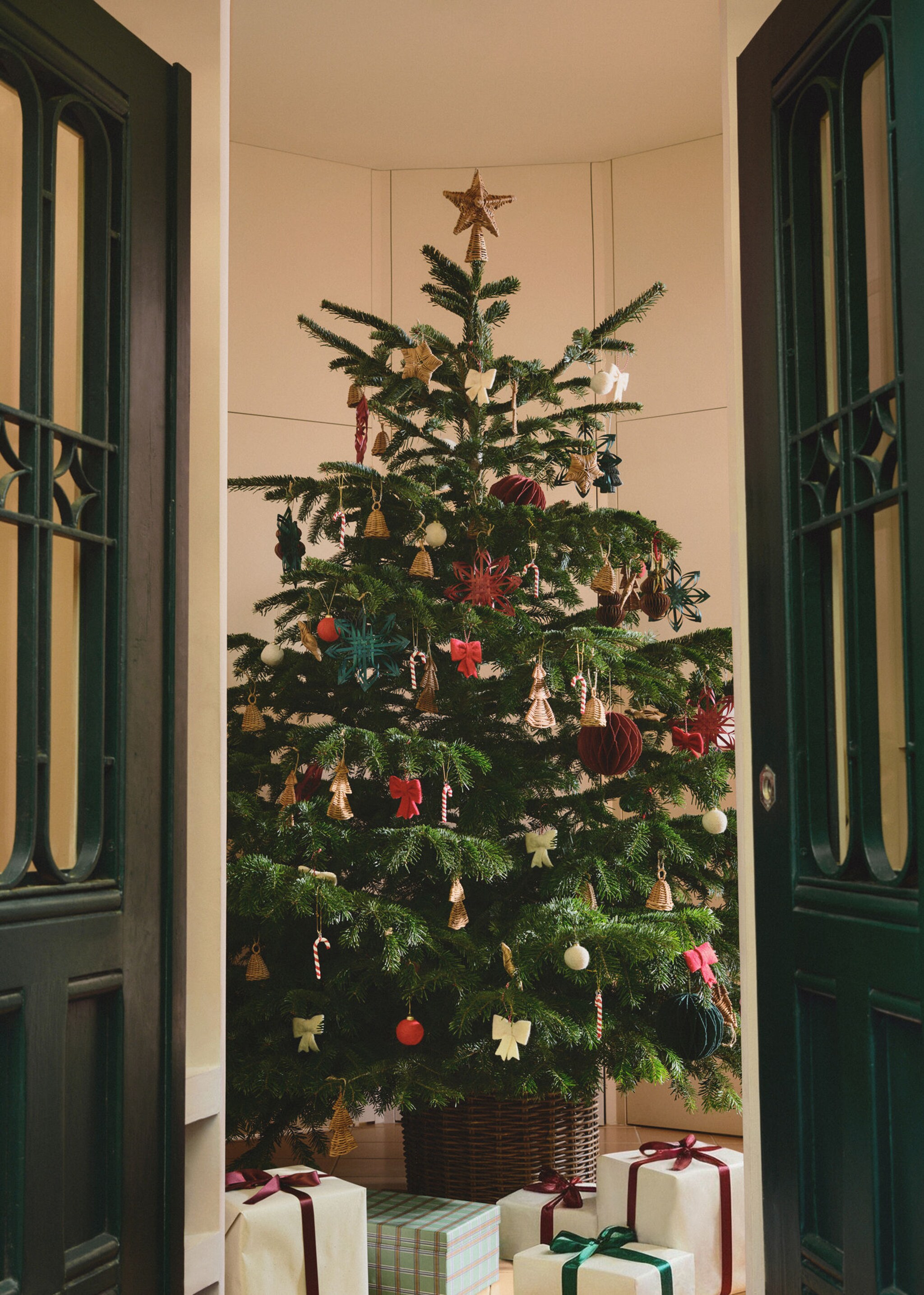 How to decorate a Christmas tree.