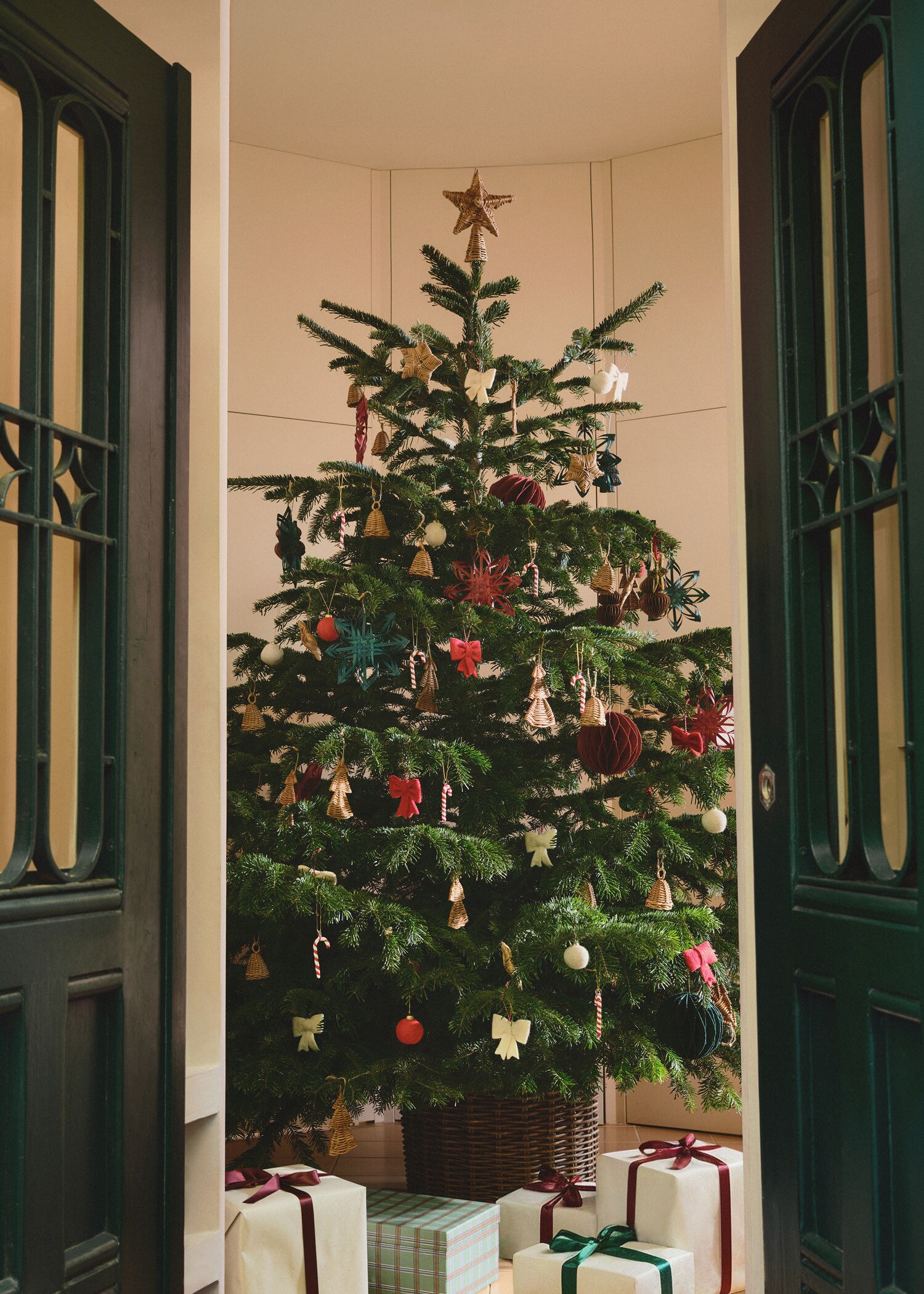 How to decorate a Christmas tree.