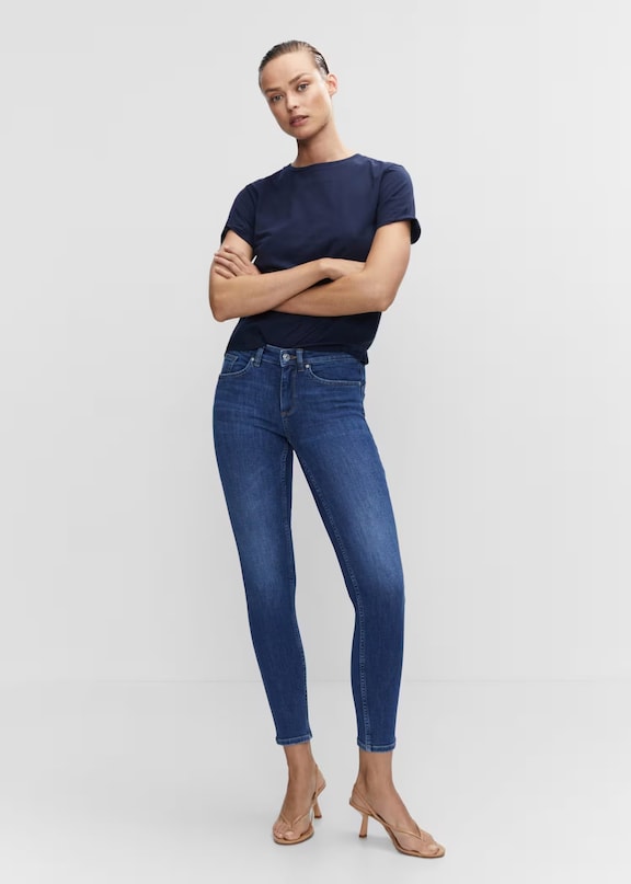 Girl wearing skinny jeans