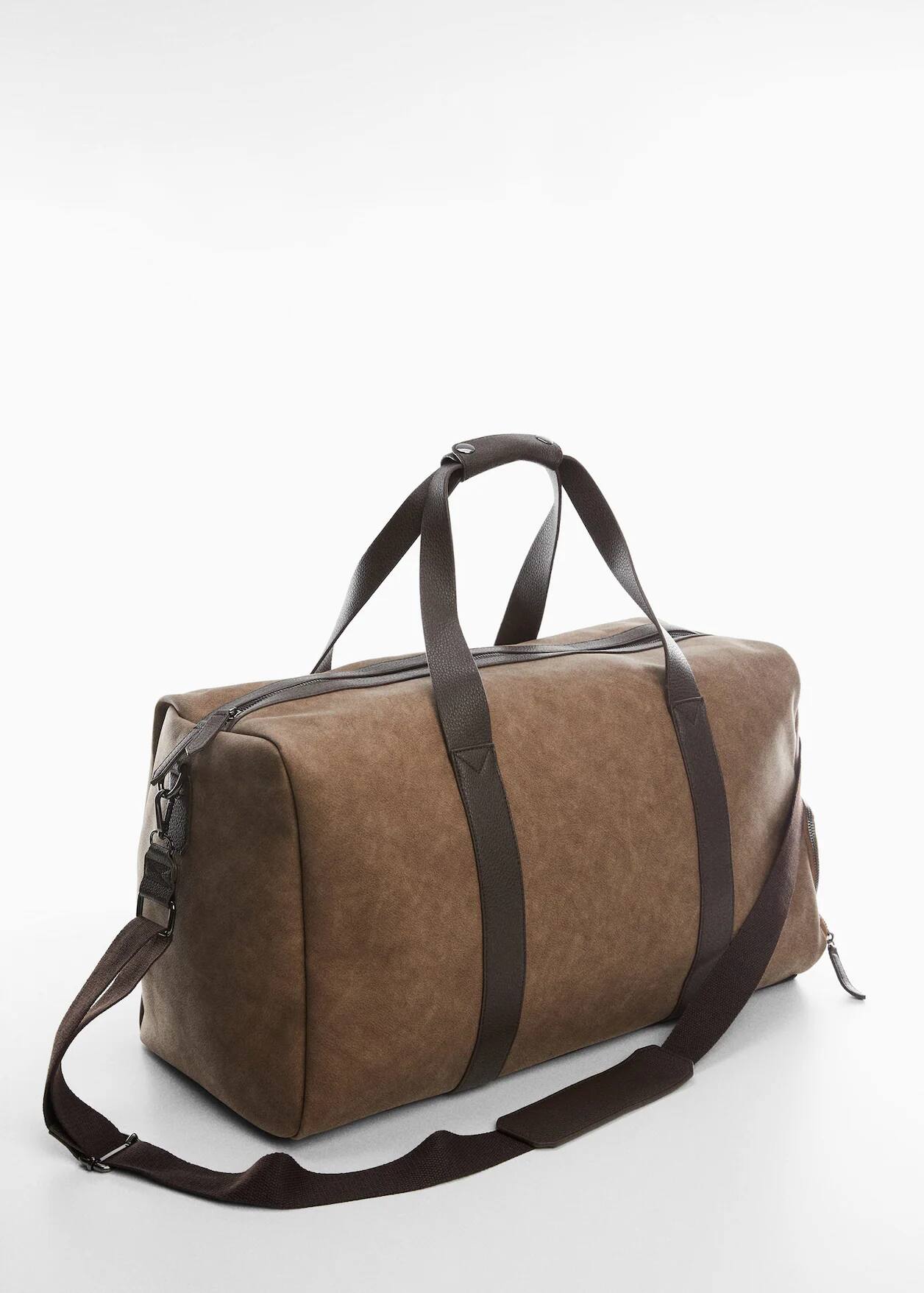 Una bolsa de viaje marrón