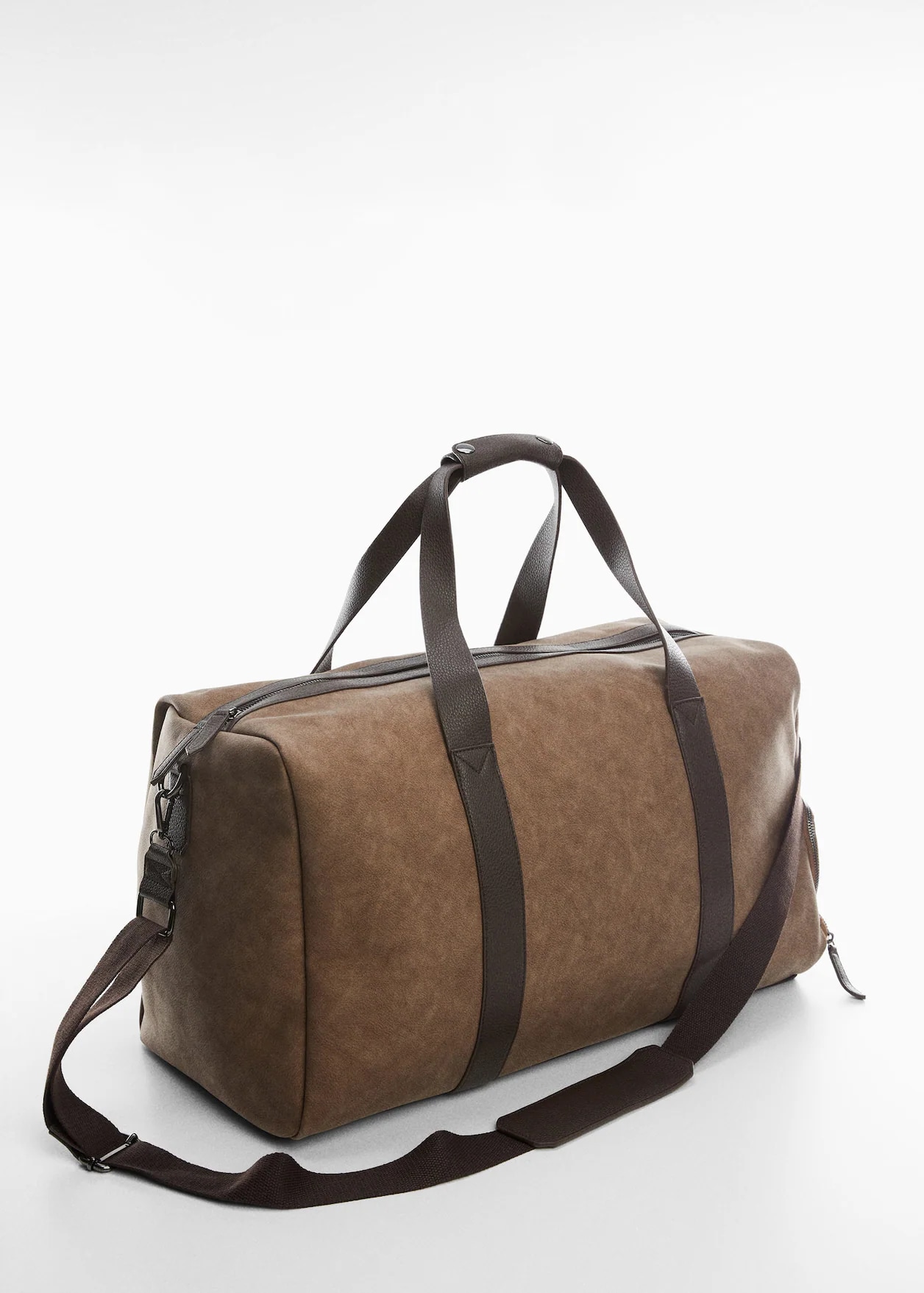 Una bolsa de viaje marrón Una bolsa de viaje marrón