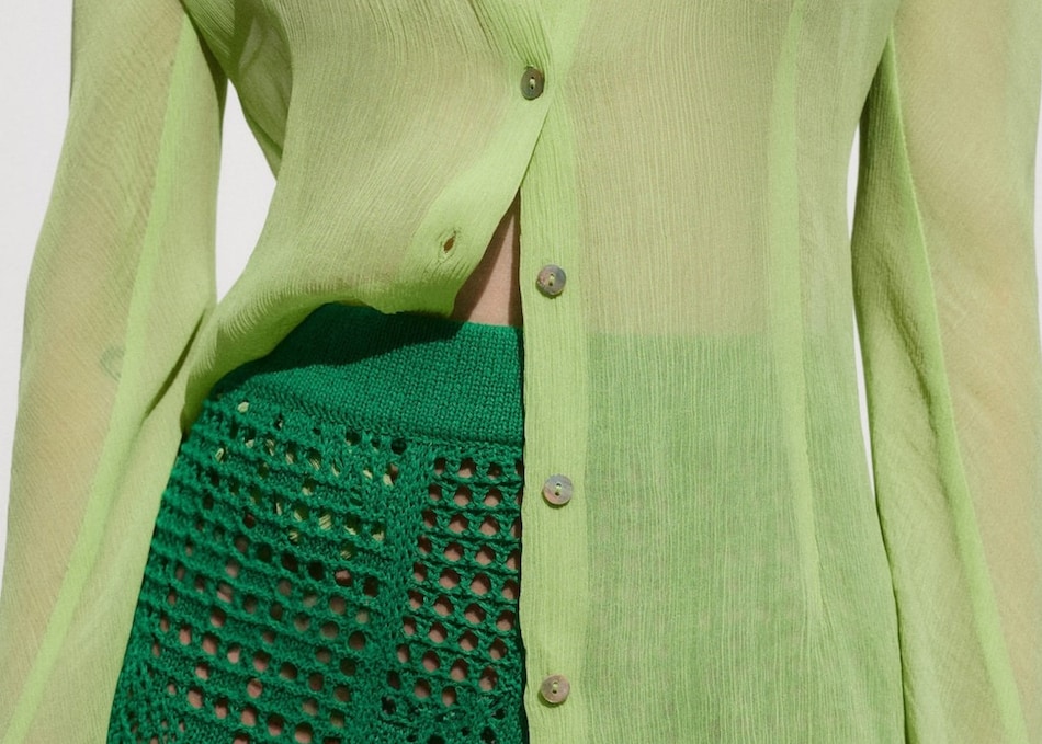 Combinez le vert lime dans un total look avec une chemise et un pantalon.