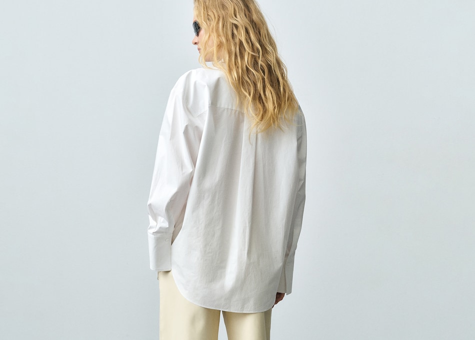 Woman wearing a look with oversize white shirt.