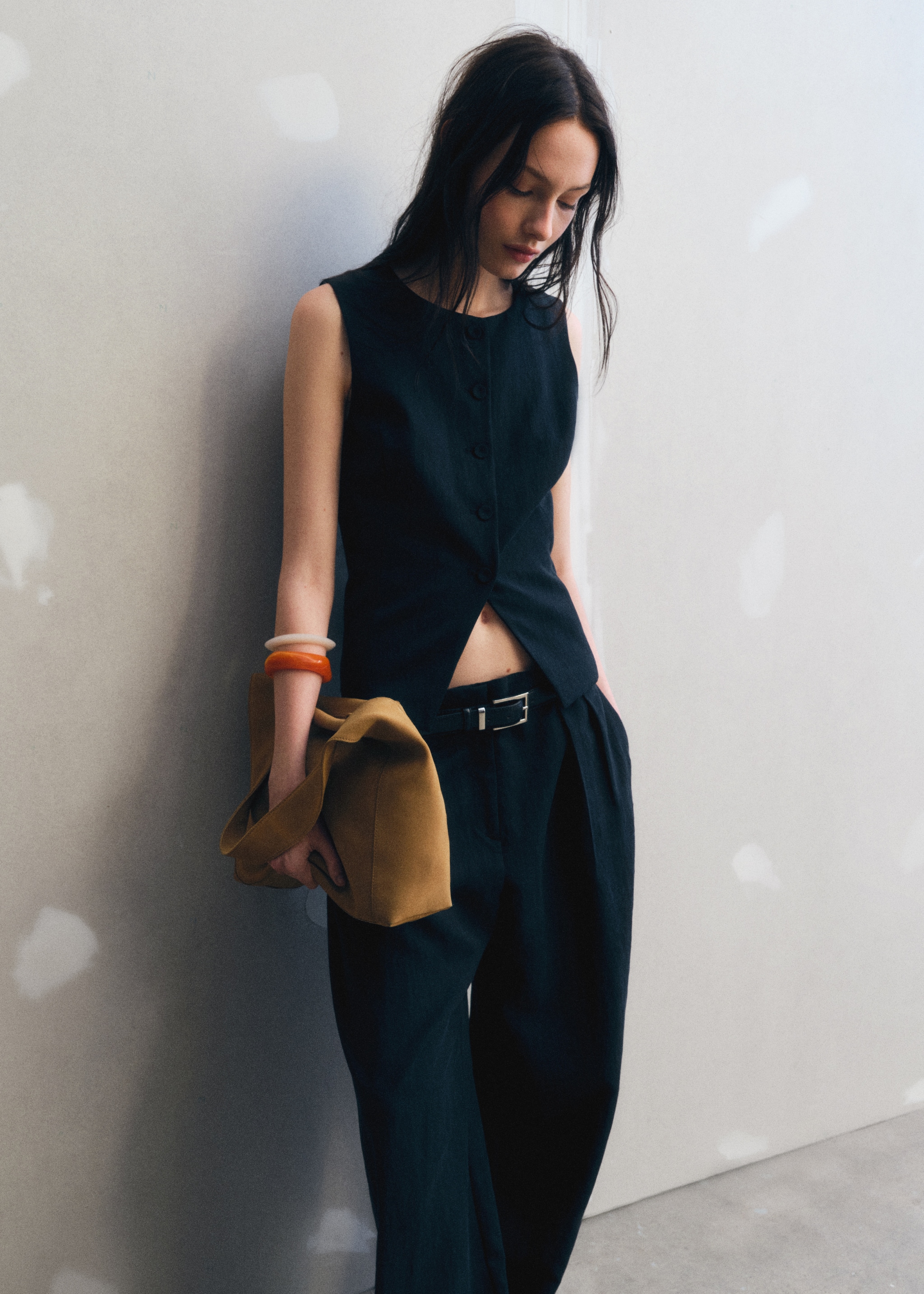 Girl with a total black look of black blazer and black top