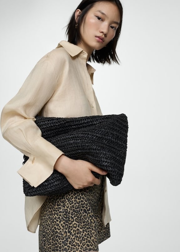 Come combinare la stampa animalier con una borsa nera e una camicia beige.