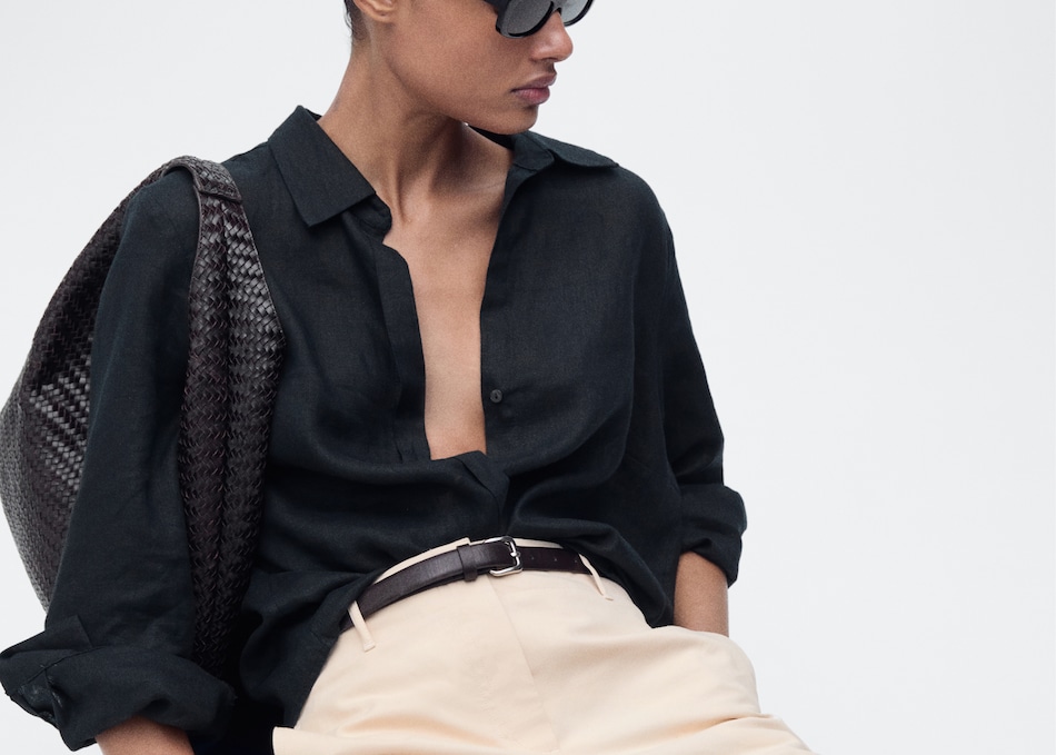 Tenue pour les voyages d'été avec une jupe longue et un haut.