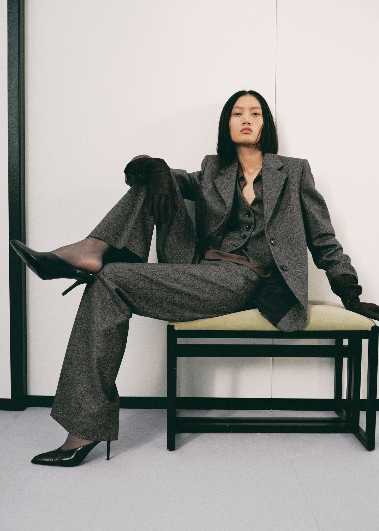 Femme vêtue d'un tailleur pantalon et d'un gilet blancs.