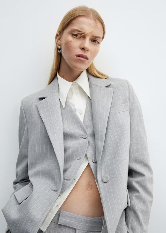 Mujer usando un look de estilo oversize con traje de chaqueta y chaleco