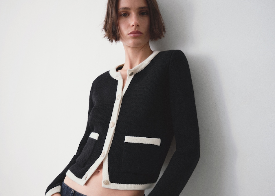 Mujer llevando look casual chic negro