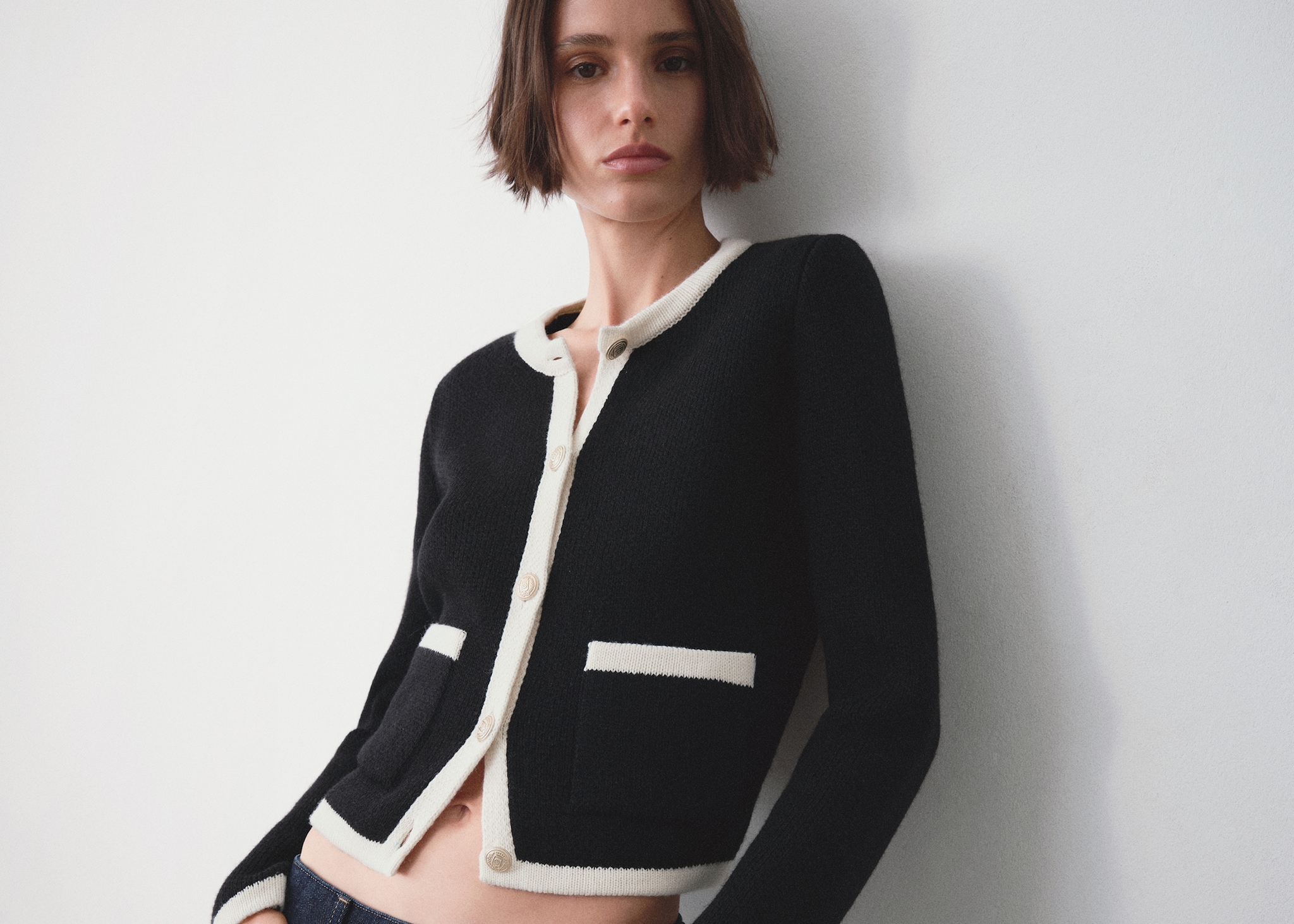 Mujer llevando look casual chic negro