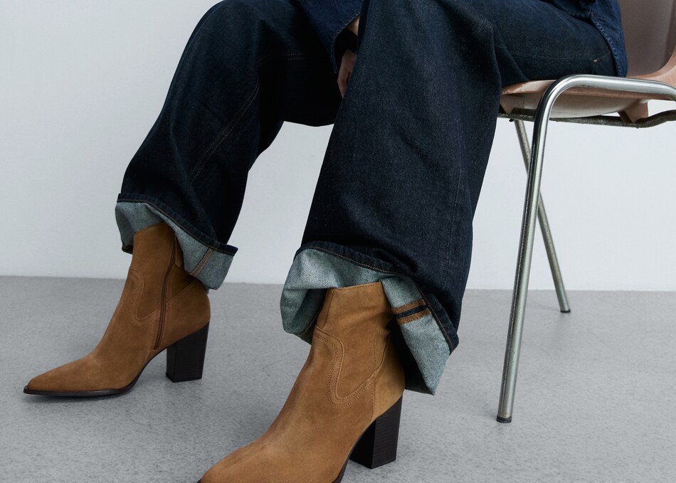 Mujer usando un outfit con botas cowboy