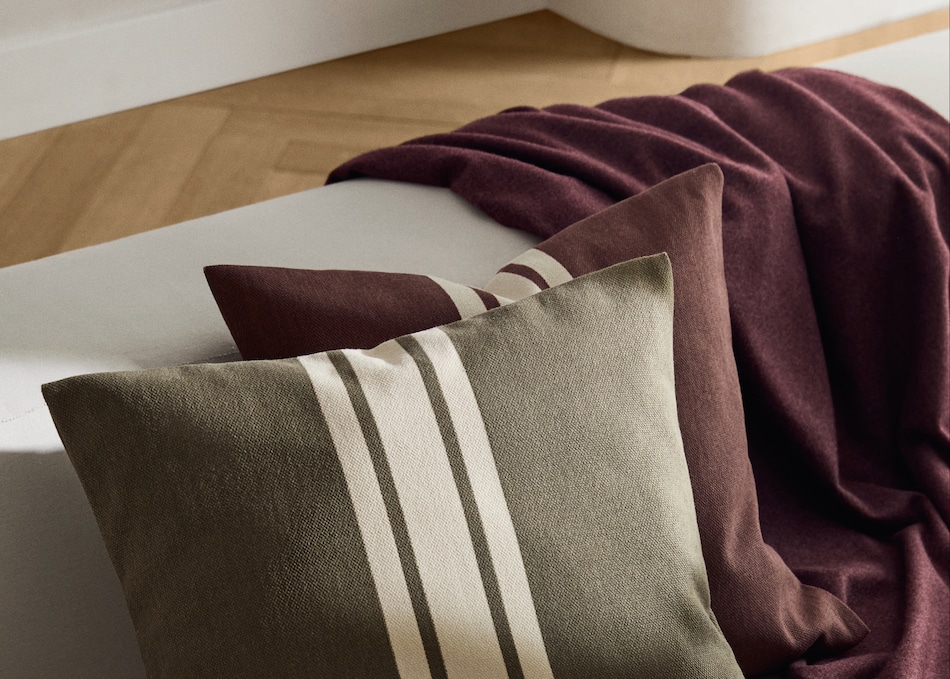 Dark blue cushion combinations for grey sofa.