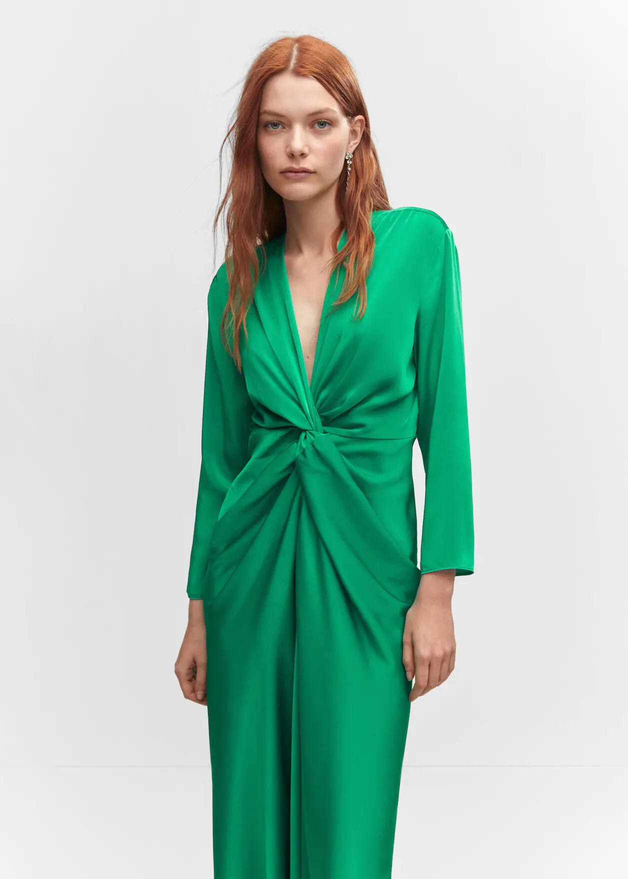 Mujer usando un vestido largo verde.