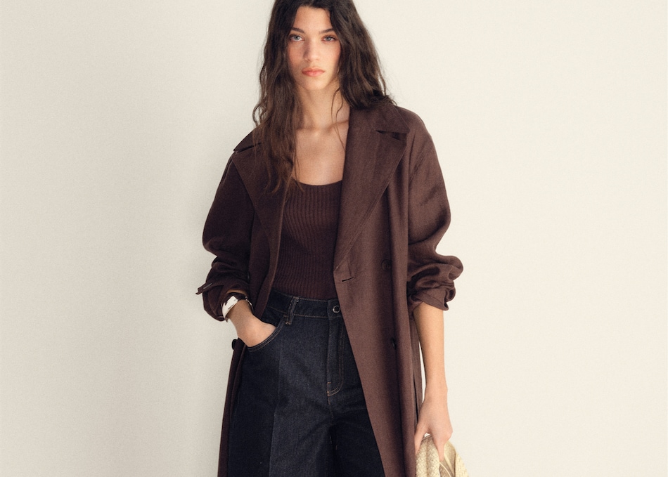 Women's mid-season look with a brown jacket