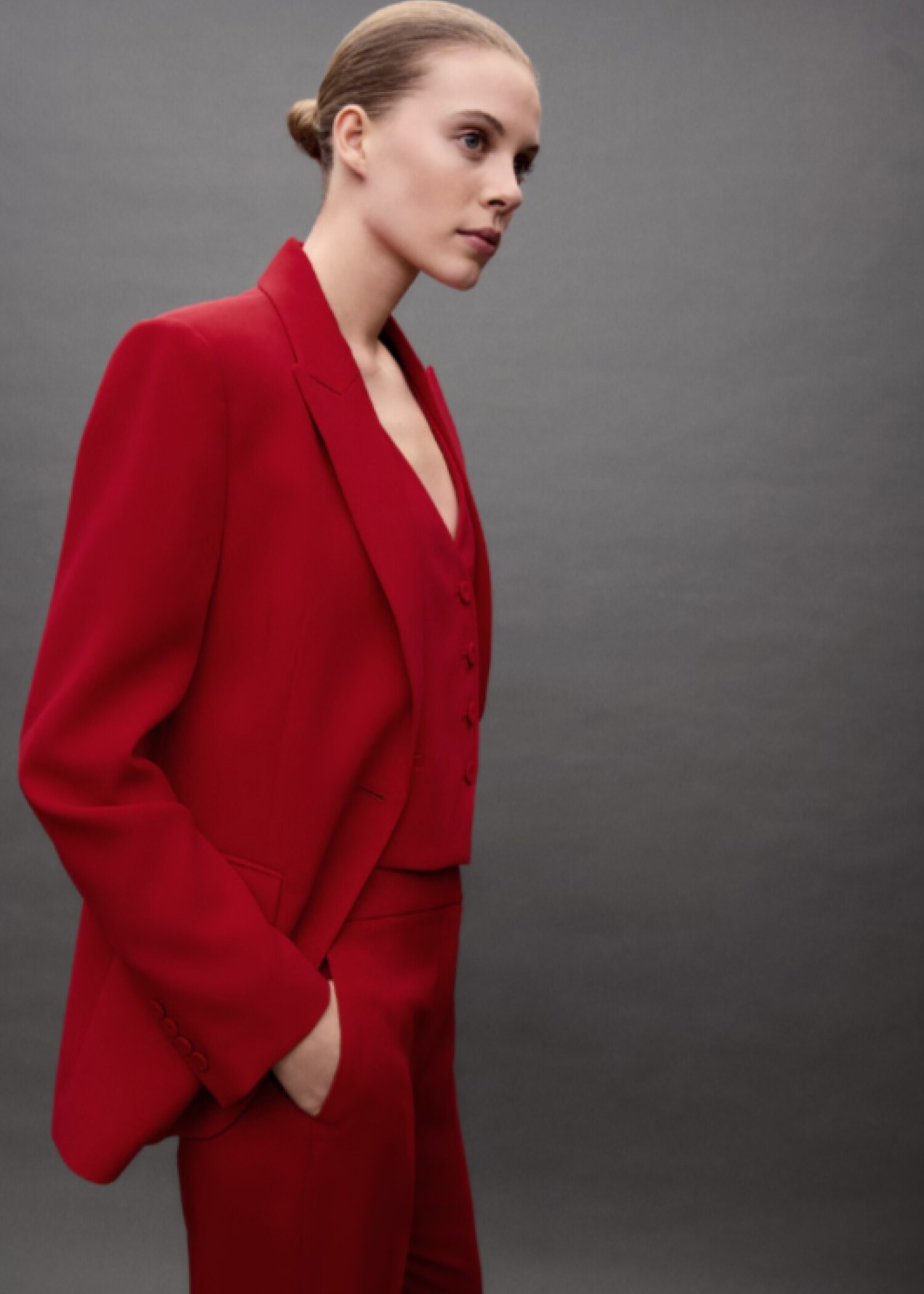 Mujer usando un outfit de San Valentín con un vestido rojo