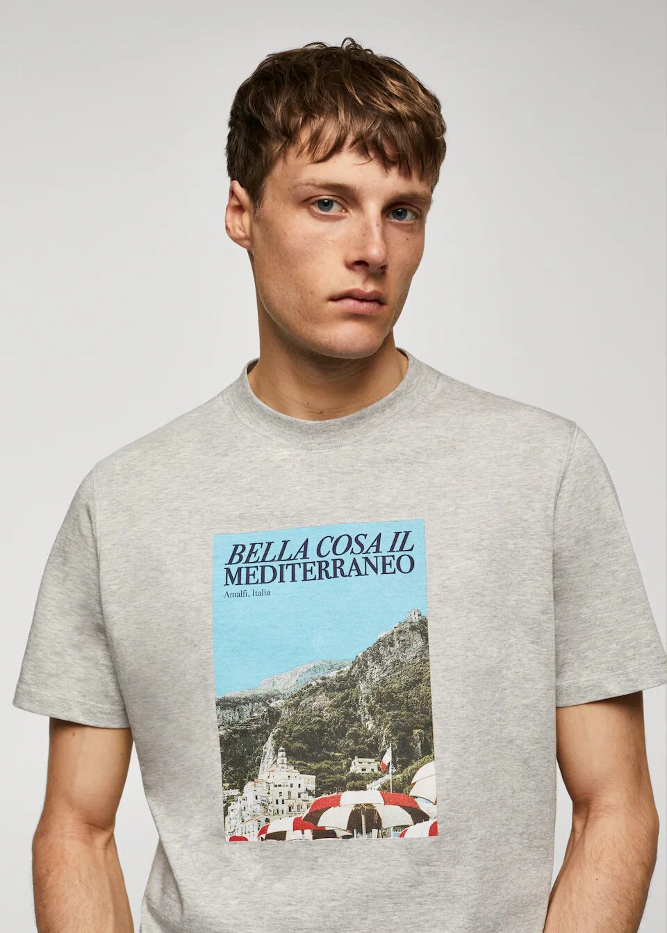 Hombre con camiseta gris estampada Hombre con camiseta gris estampada