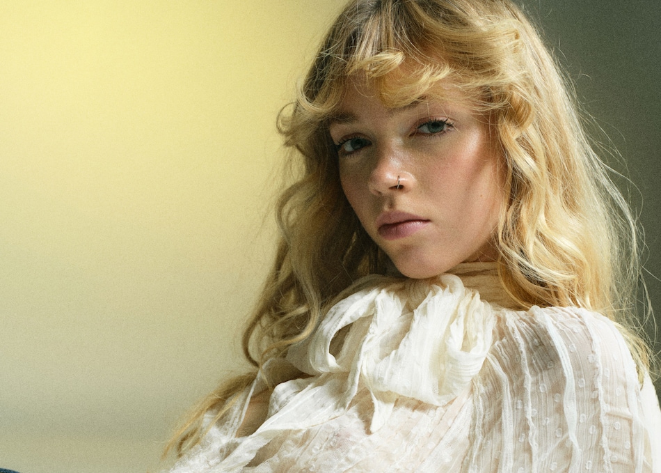 Femme portant une tenue romantique.