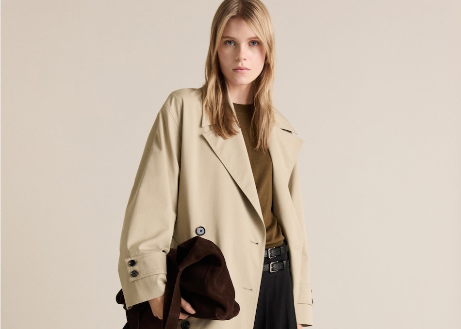 Mujer llevando un look con gabardina color beige