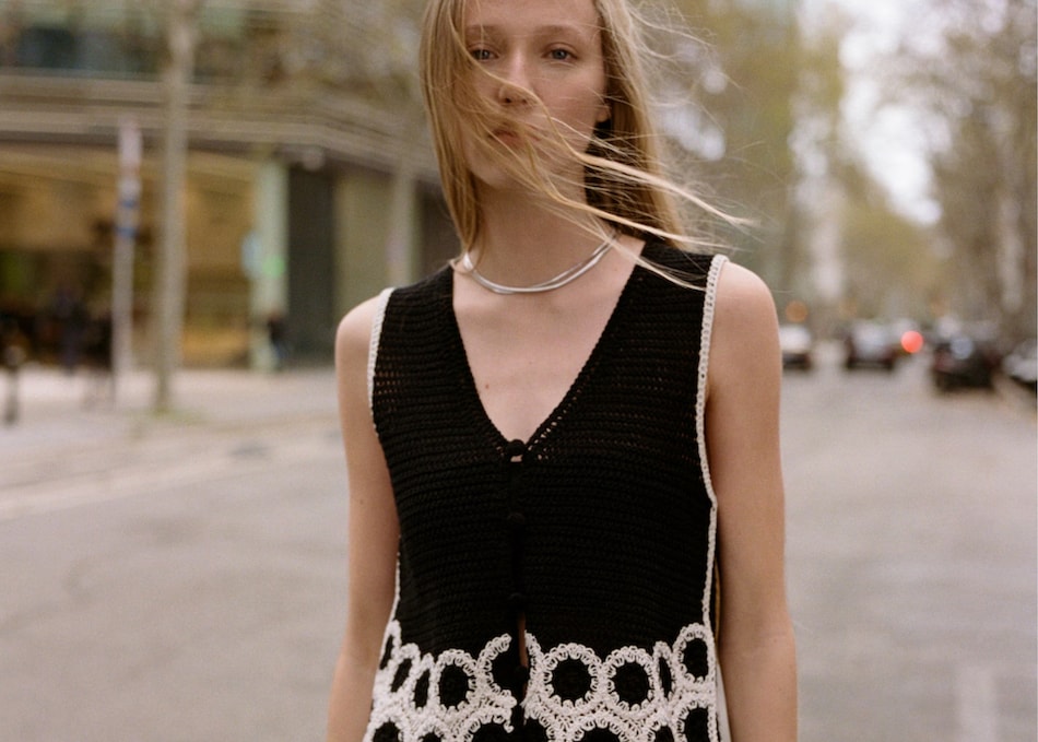 Damen trägt ein Boho-Chic-Outfit mit einem Häkelkleid.