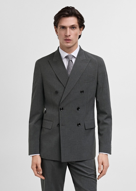 Un costume d’homme pour un mariage d’invités.