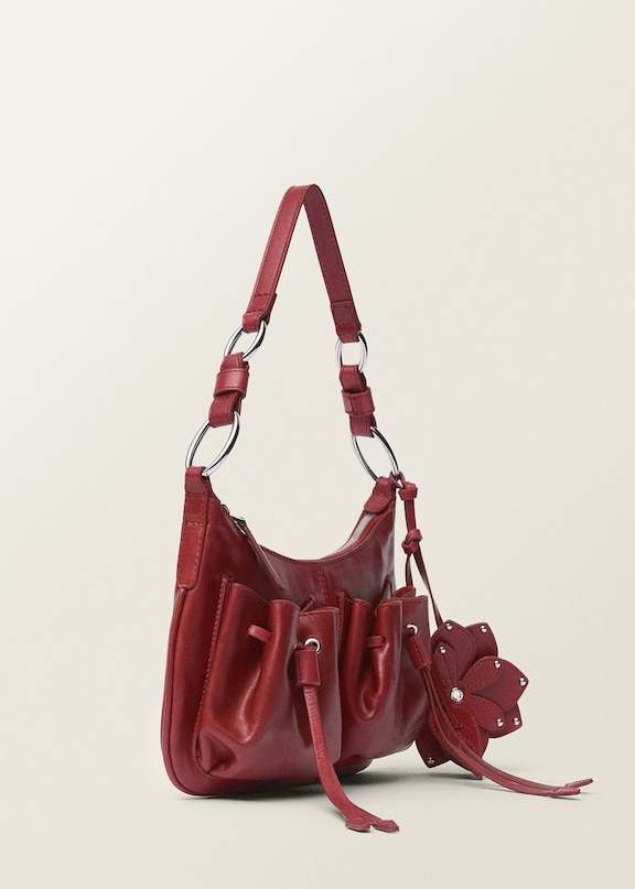 Un sac rose en forme de cœur.