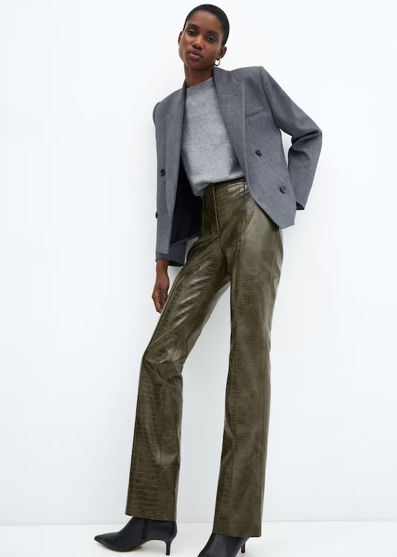 Look con pantalón de cuero de mujer.